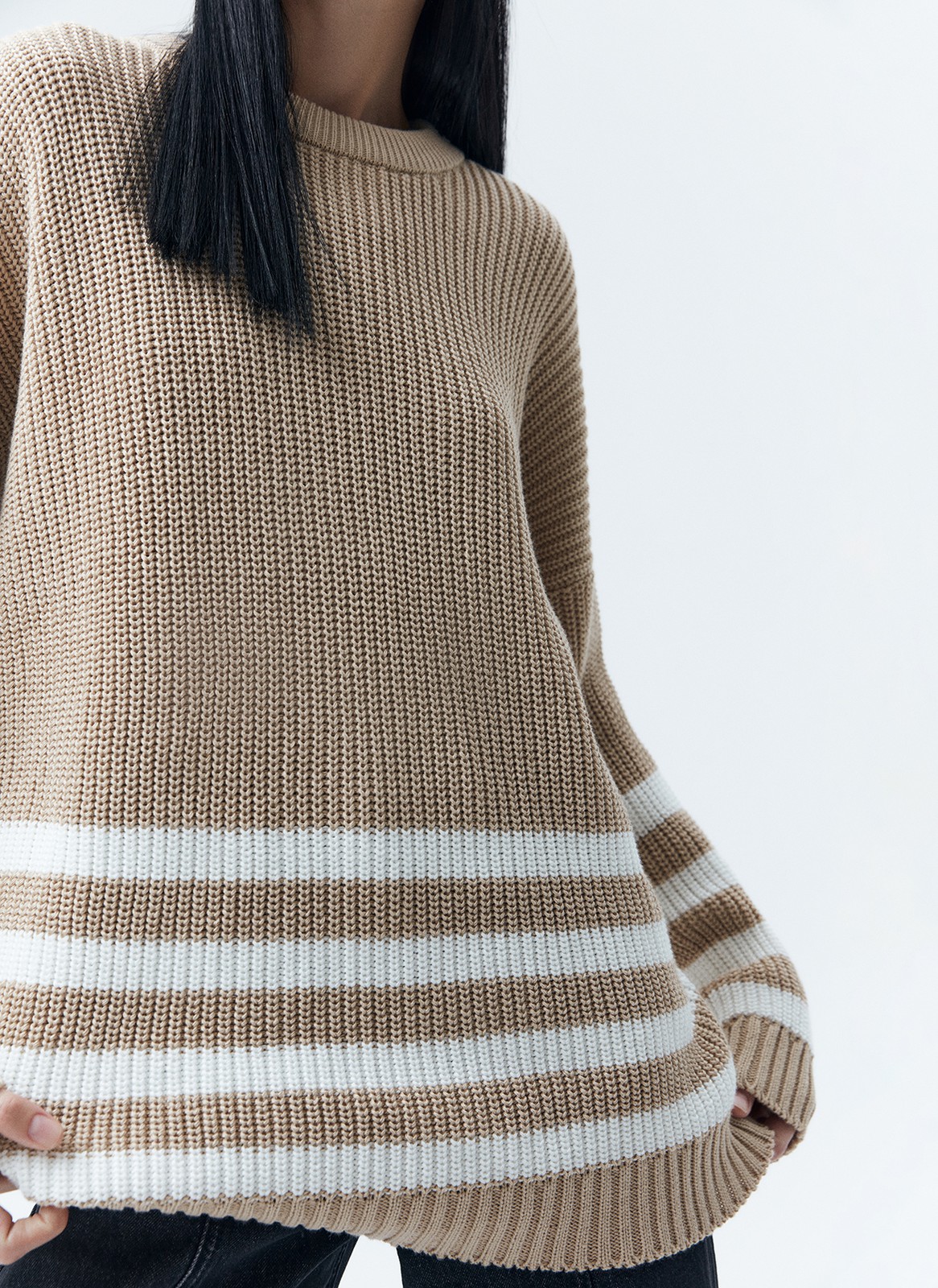 Свитер oversize в полоску, цвет: БЕЖЕВЫЙ В МОЛОЧНУЮ ПОЛОСКУ Allweneed
Свободный свитер с принтом полоска. Круглая горловина и слегка спущенное плечо. Полосы на рукавах логично продолжают рисунок на фронтальной части. Эту модель мы выполнили из мягкой смесовой ткани, которая нежно относится к коже. Носите каждый день на прогулки, встречи с друзьями или стилизуйте для офиса с брюками и юбками.