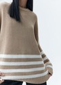 Свитер oversize в полоску, цвет: БЕЖЕВЫЙ В МОЛОЧНУЮ ПОЛОСКУ Allweneed
Свободный свитер с принтом полоска. Круглая горловина и слегка спущенное плечо. Полосы на рукавах логично продолжают рисунок на фронтальной части. Эту модель мы выполнили из мягкой смесовой ткани, которая нежно относится к коже. Носите каждый день на прогулки, встречи с друзьями или стилизуйте для офиса с брюками и юбками.