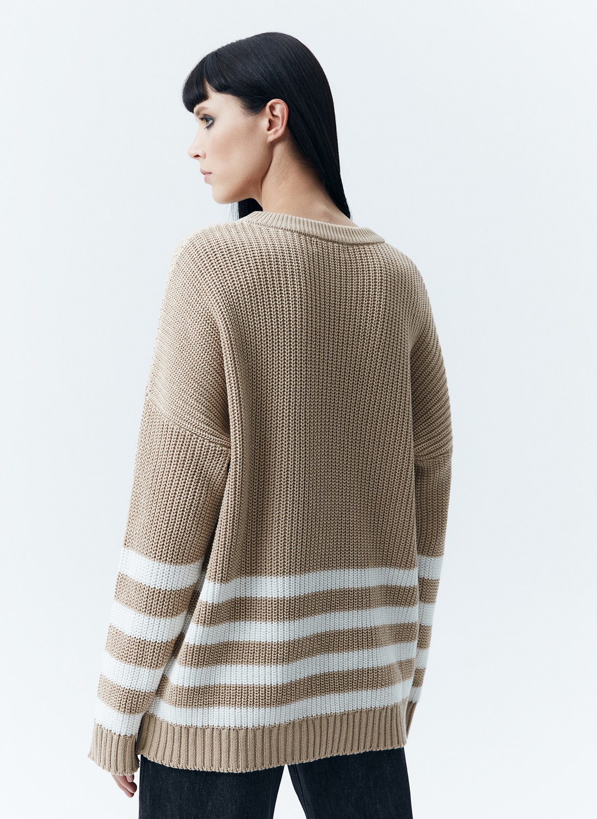Свитер oversize в полоску, цвет: БЕЖЕВЫЙ В МОЛОЧНУЮ ПОЛОСКУ Allweneed
Свободный свитер с принтом полоска. Круглая горловина и слегка спущенное плечо. Полосы на рукавах логично продолжают рисунок на фронтальной части. Эту модель мы выполнили из мягкой смесовой ткани, которая нежно относится к коже. Носите каждый день на прогулки, встречи с друзьями или стилизуйте для офиса с брюками и юбками.