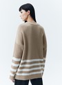 Свитер oversize в полоску, цвет: БЕЖЕВЫЙ В МОЛОЧНУЮ ПОЛОСКУ Allweneed
Свободный свитер с принтом полоска. Круглая горловина и слегка спущенное плечо. Полосы на рукавах логично продолжают рисунок на фронтальной части. Эту модель мы выполнили из мягкой смесовой ткани, которая нежно относится к коже. Носите каждый день на прогулки, встречи с друзьями или стилизуйте для офиса с брюками и юбками.