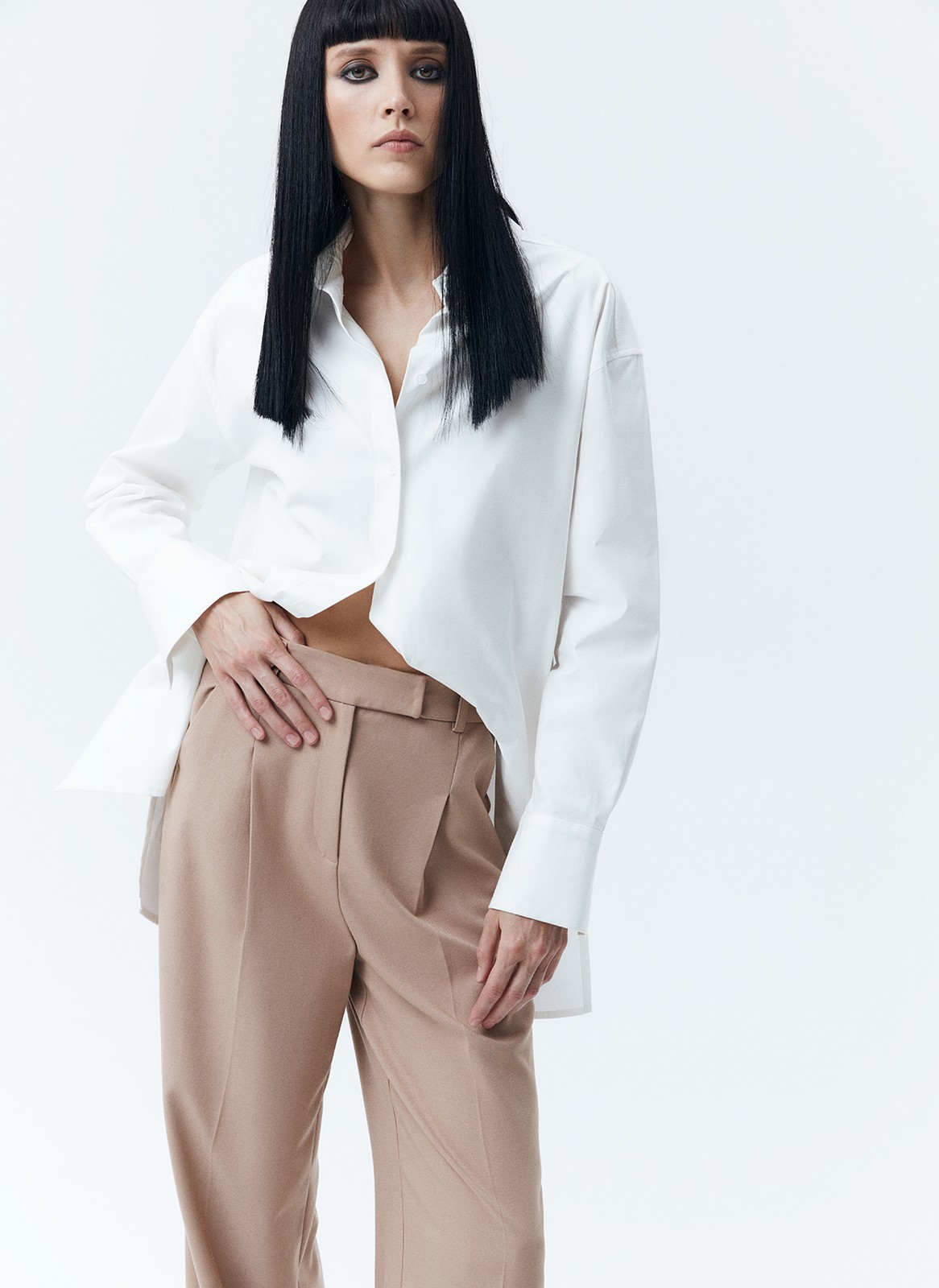 ПРЯМЫЕ БРЮКИ ПОЛНОЙ ДЛИНЫ, цвет: кэмел Allweneed
Прямые брюки из костюмной ткани. Модель полной длины, которая вытягивает силуэт. Скрытая застежка на молнию и два прорезных кармана. Ткань хорошо держит форму и очень приятна к телу. Средняя посадка подходит девушкам с разным ростом. Носите с жакетом из новой коллекции или с любимыми топами, блузами и футболками.