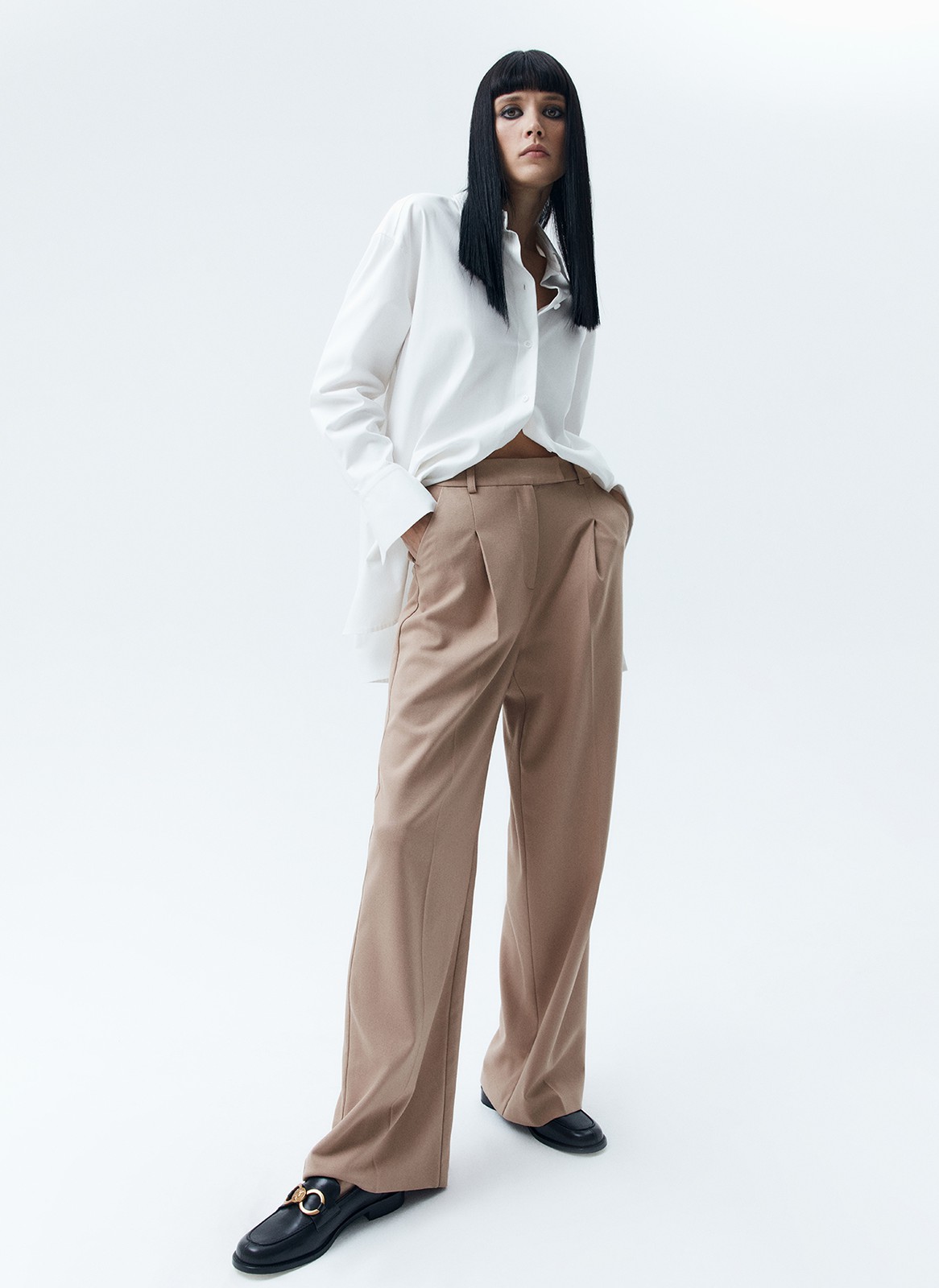 ПРЯМЫЕ БРЮКИ ПОЛНОЙ ДЛИНЫ, цвет: кэмел Allweneed
Прямые брюки из костюмной ткани. Модель полной длины, которая вытягивает силуэт. Скрытая застежка на молнию и два прорезных кармана. Ткань хорошо держит форму и очень приятна к телу. Средняя посадка подходит девушкам с разным ростом. Носите с жакетом из новой коллекции или с любимыми топами, блузами и футболками.