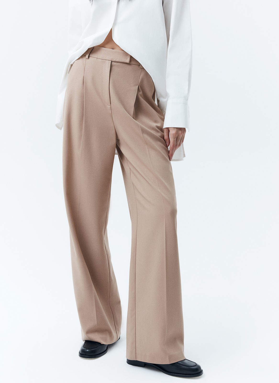 ПРЯМЫЕ БРЮКИ ПОЛНОЙ ДЛИНЫ, цвет: кэмел Allweneed
Прямые брюки из костюмной ткани. Модель полной длины, которая вытягивает силуэт. Скрытая застежка на молнию и два прорезных кармана. Ткань хорошо держит форму и очень приятна к телу. Средняя посадка подходит девушкам с разным ростом. Носите с жакетом из новой коллекции или с любимыми топами, блузами и футболками.