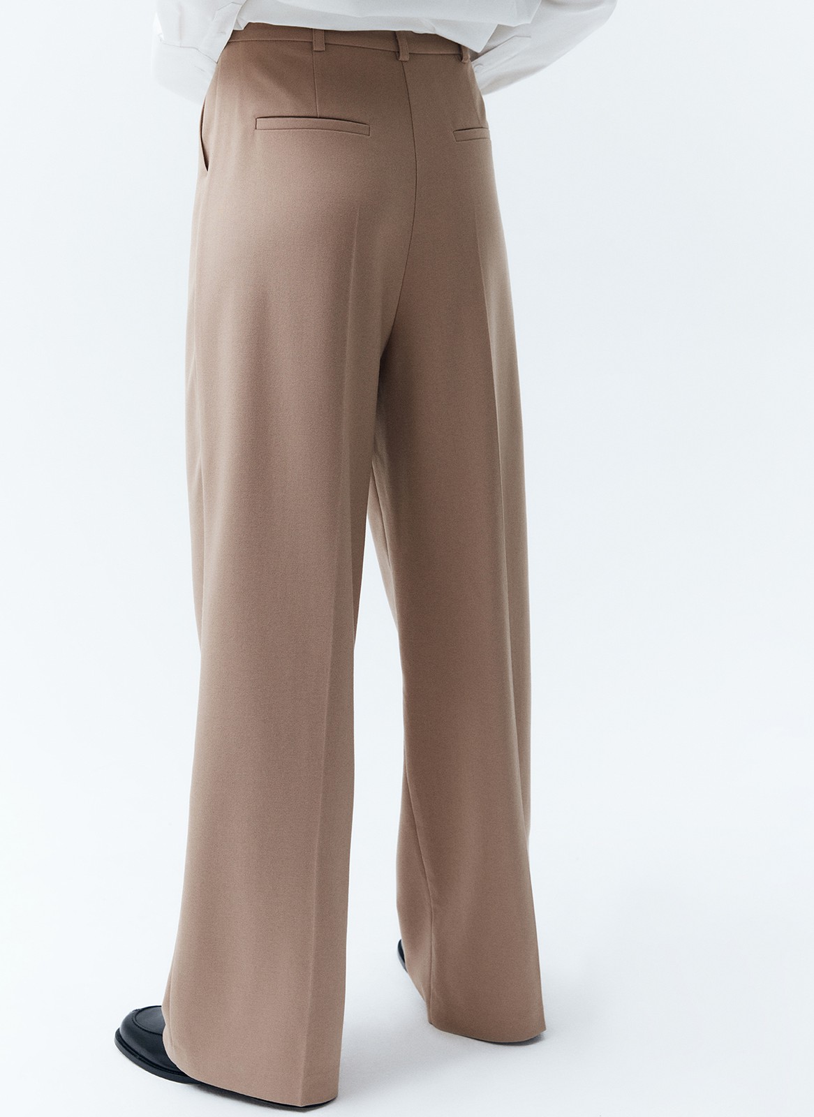 ПРЯМЫЕ БРЮКИ ПОЛНОЙ ДЛИНЫ, цвет: кэмел Allweneed
Прямые брюки из костюмной ткани. Модель полной длины, которая вытягивает силуэт. Скрытая застежка на молнию и два прорезных кармана. Ткань хорошо держит форму и очень приятна к телу. Средняя посадка подходит девушкам с разным ростом. Носите с жакетом из новой коллекции или с любимыми топами, блузами и футболками.