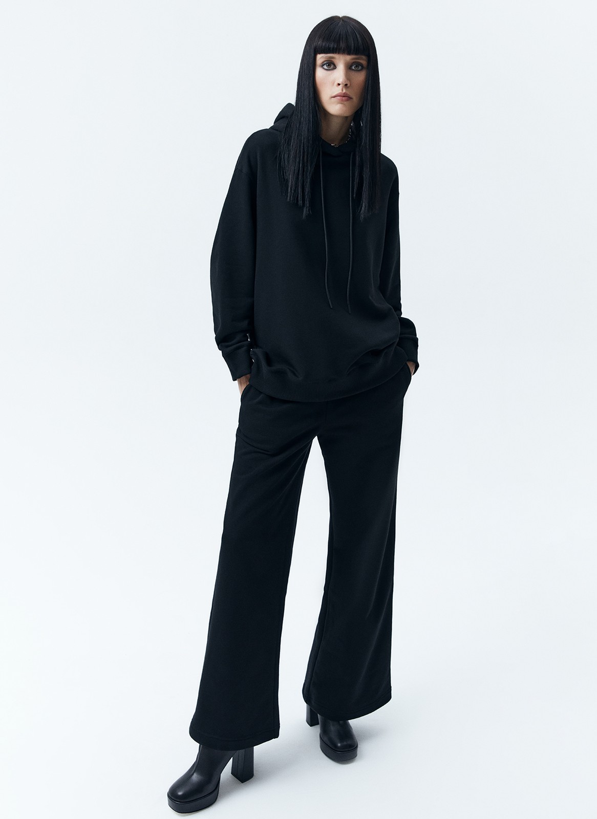 Худи Oversize, цвет: Черный Allweneed
Свободное худи из мягкой ткани. Ткань очень приятно касается тела и позволяет вашей коже дышать. Удобный капюшон на кулиске. Прекрасный вариант, чтобы пробежаться до ближайшей пекарни выходным днем. Носите комплектом с трикотажными брюками или с любым низом из гардероба.
На модели размер XS/S