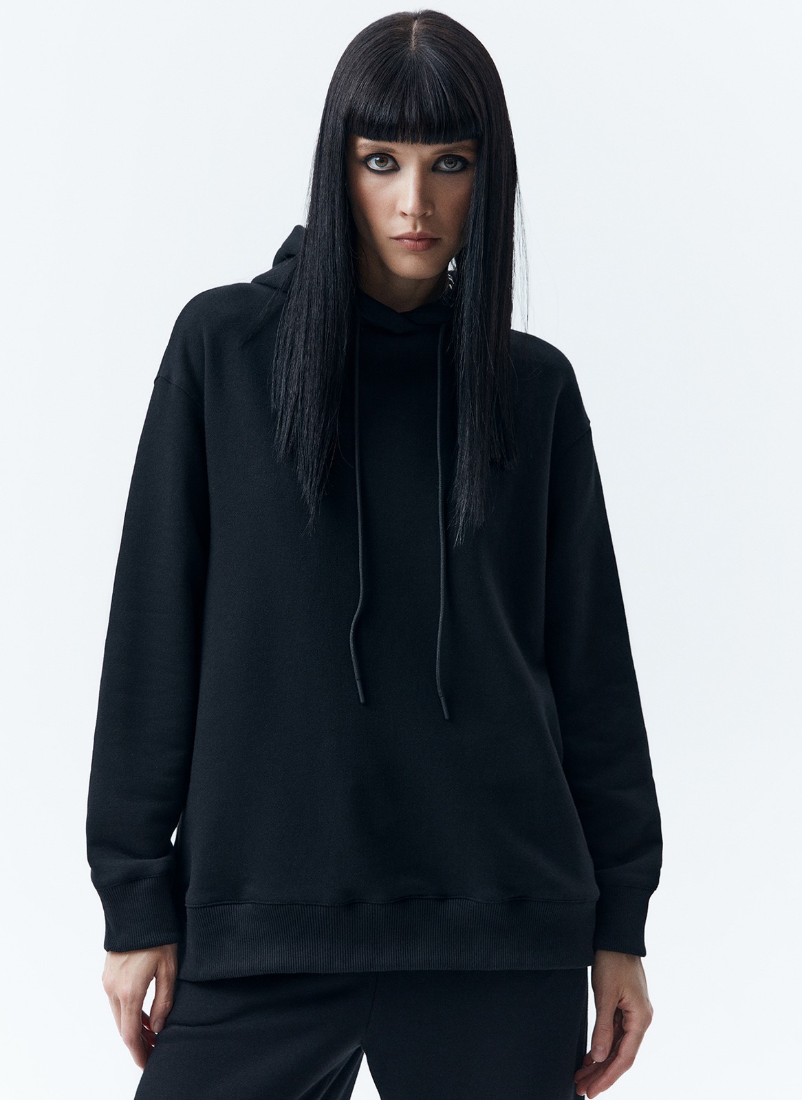 Худи Oversize, цвет: Черный Allweneed
Свободное худи из мягкой ткани. Ткань очень приятно касается тела и позволяет вашей коже дышать. Удобный капюшон на кулиске. Прекрасный вариант, чтобы пробежаться до ближайшей пекарни выходным днем. Носите комплектом с трикотажными брюками или с любым низом из гардероба.
На модели размер XS/S