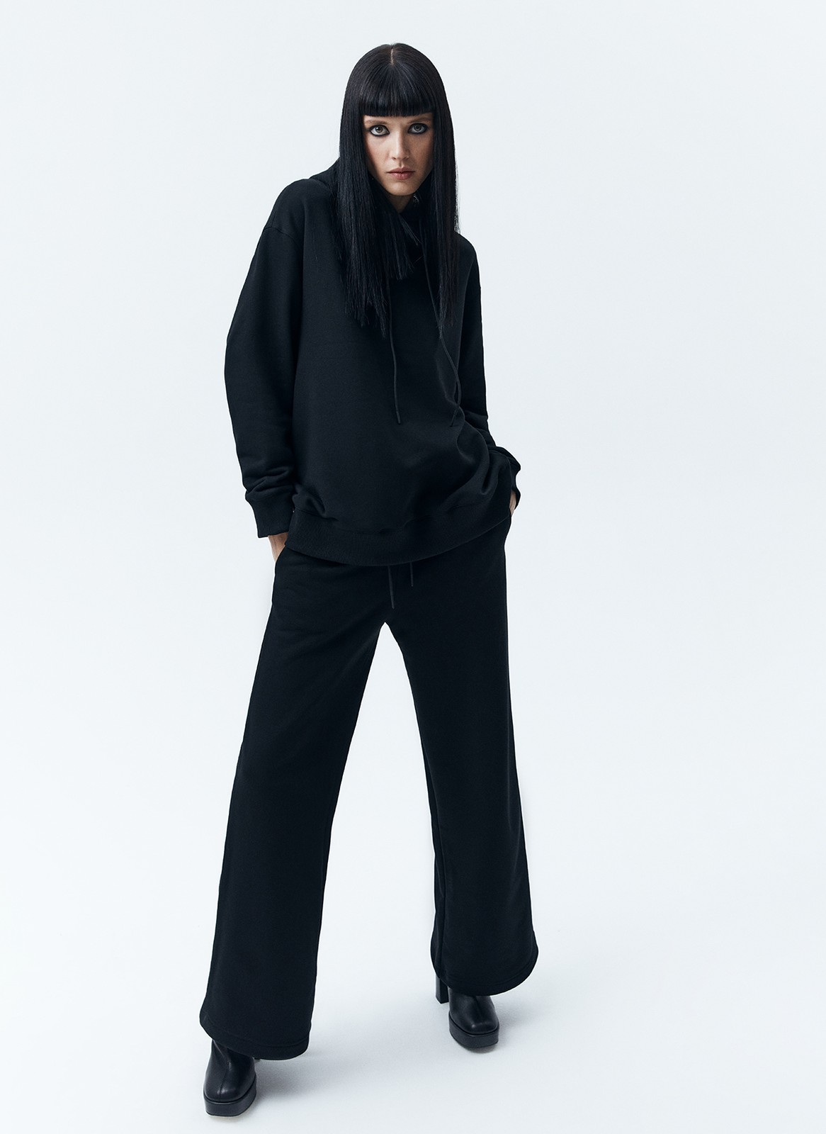 Брюки широкие, цвет: Черный Allweneed
Широкие брюки из мягкого трикотажа. Удобный эластичный пояс на шнурке. Брюки полной длины, поэтому они делают фигуру визуально стройнее. Ткань очень приятна на ощупь. Мы можем провести в этих брюках целый день: дома, на прогулке или в поездке. Советуем сочетать с худи из нашей линейки Комфорт.