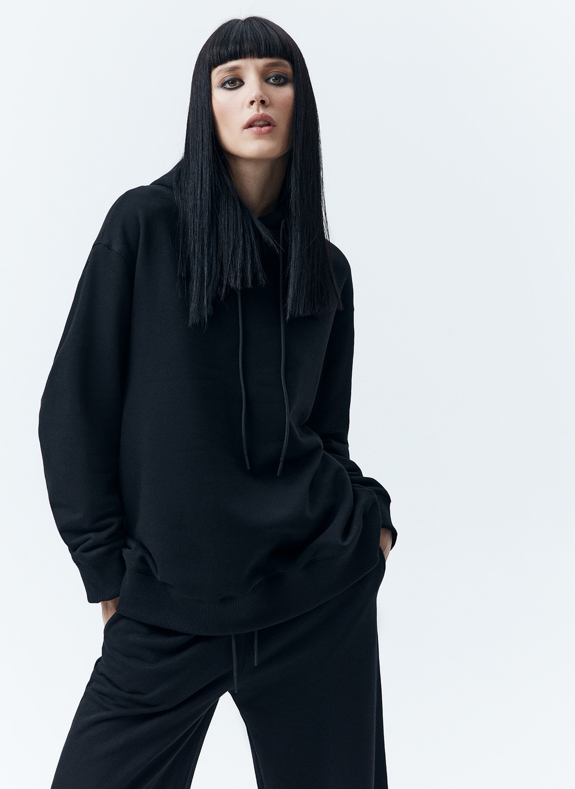 Худи Oversize, цвет: Черный Allweneed
Свободное худи из мягкой ткани. Ткань очень приятно касается тела и позволяет вашей коже дышать. Удобный капюшон на кулиске. Прекрасный вариант, чтобы пробежаться до ближайшей пекарни выходным днем. Носите комплектом с трикотажными брюками или с любым низом из гардероба.
На модели размер XS/S