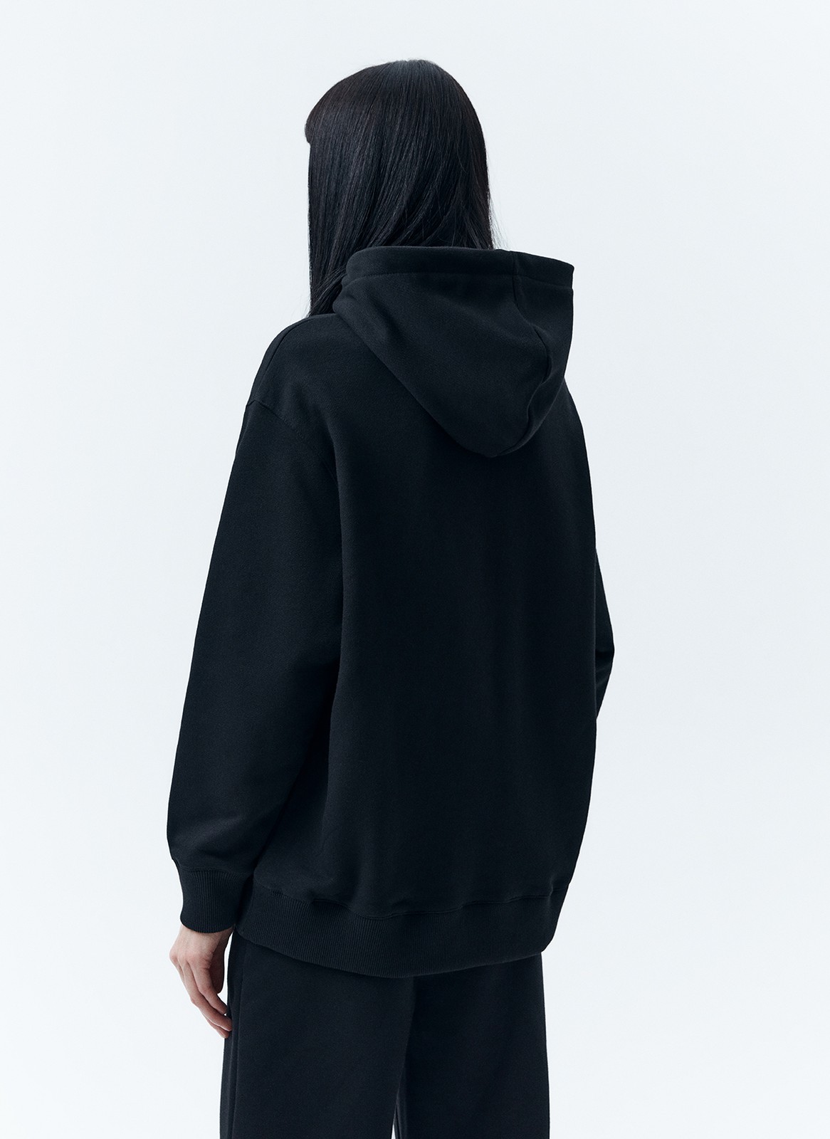 Худи Oversize, цвет: Черный Allweneed
Свободное худи из мягкой ткани. Ткань очень приятно касается тела и позволяет вашей коже дышать. Удобный капюшон на кулиске. Прекрасный вариант, чтобы пробежаться до ближайшей пекарни выходным днем. Носите комплектом с трикотажными брюками или с любым низом из гардероба.
На модели размер XS/S