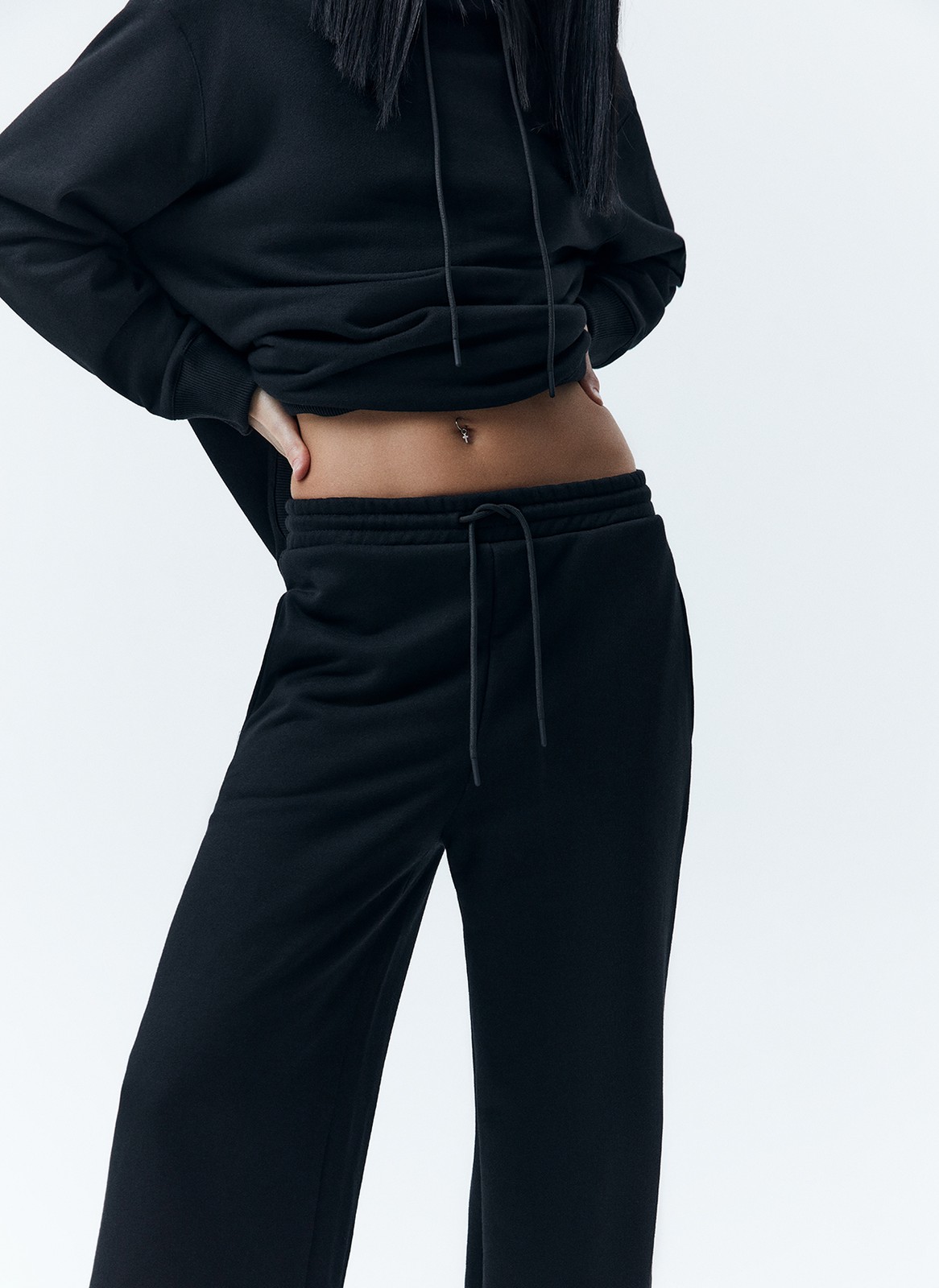 Брюки широкие, цвет: Черный Allweneed
Широкие брюки из мягкого трикотажа. Удобный эластичный пояс на шнурке. Брюки полной длины, поэтому они делают фигуру визуально стройнее. Ткань очень приятна на ощупь. Мы можем провести в этих брюках целый день: дома, на прогулке или в поездке. Советуем сочетать с худи из нашей линейки Комфорт.