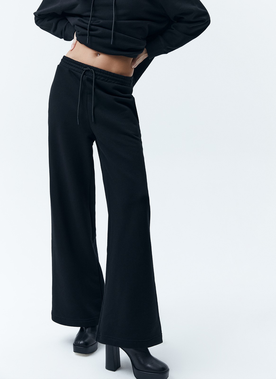 Брюки широкие, цвет: Черный Allweneed
Широкие брюки из мягкого трикотажа. Удобный эластичный пояс на шнурке. Брюки полной длины, поэтому они делают фигуру визуально стройнее. Ткань очень приятна на ощупь. Мы можем провести в этих брюках целый день: дома, на прогулке или в поездке. Советуем сочетать с худи из нашей линейки Комфорт.
