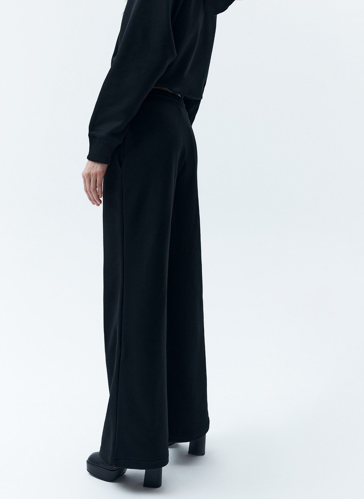 Брюки широкие, цвет: Черный Allweneed
Широкие брюки из мягкого трикотажа. Удобный эластичный пояс на шнурке. Брюки полной длины, поэтому они делают фигуру визуально стройнее. Ткань очень приятна на ощупь. Мы можем провести в этих брюках целый день: дома, на прогулке или в поездке. Советуем сочетать с худи из нашей линейки Комфорт.