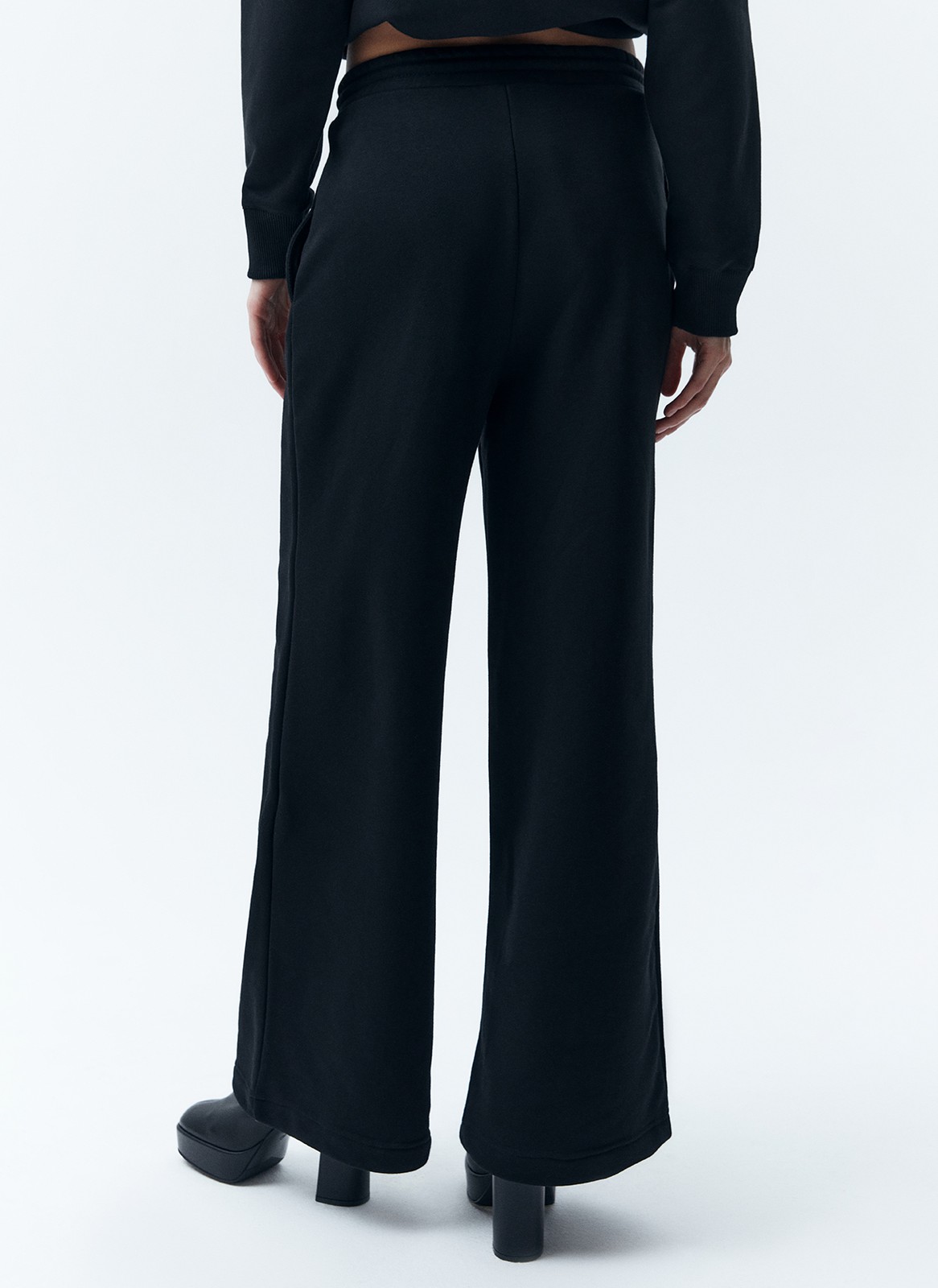 Брюки широкие, цвет: Черный Allweneed
Широкие брюки из мягкого трикотажа. Удобный эластичный пояс на шнурке. Брюки полной длины, поэтому они делают фигуру визуально стройнее. Ткань очень приятна на ощупь. Мы можем провести в этих брюках целый день: дома, на прогулке или в поездке. Советуем сочетать с худи из нашей линейки Комфорт.