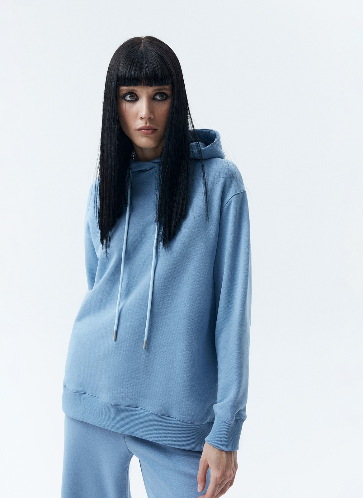 Худи Oversize, цвет: деним Allweneed
Свободное худи из мягкой ткани. Ткань очень приятно касается тела и позволяет вашей коже дышать. Удобный капюшон на кулиске. Прекрасный вариант, чтобы пробежаться до ближайшей пекарни выходным днем. Носите комплектом с трикотажными брюками или с любым низом из гардероба.
На модели размер XS/S