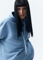 Худи Oversize, цвет: деним Allweneed
Свободное худи из мягкой ткани. Ткань очень приятно касается тела и позволяет вашей коже дышать. Удобный капюшон на кулиске. Прекрасный вариант, чтобы пробежаться до ближайшей пекарни выходным днем. Носите комплектом с трикотажными брюками или с любым низом из гардероба.
На модели размер XS/S