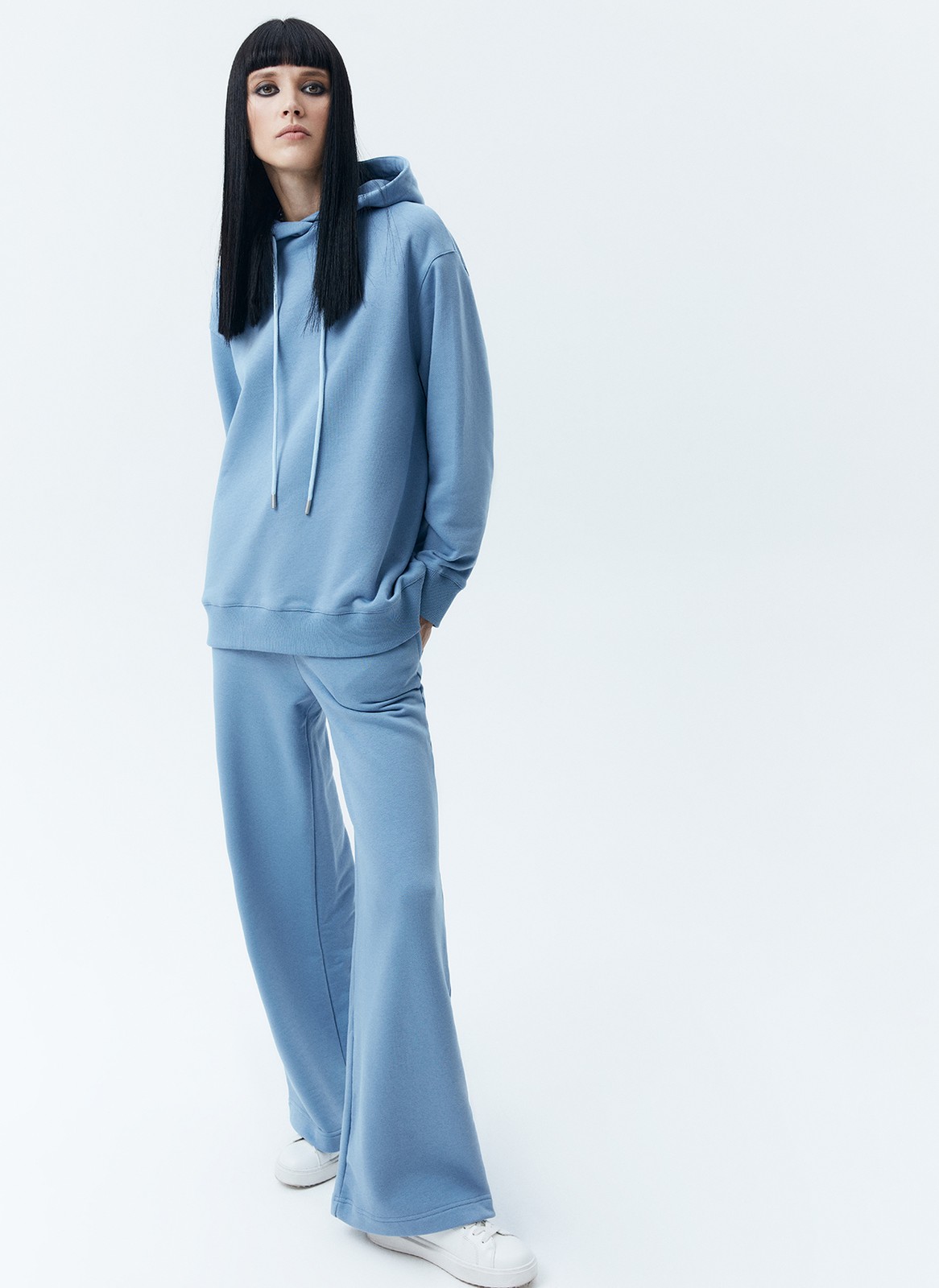 Худи Oversize, цвет: деним Allweneed
Свободное худи из мягкой ткани. Ткань очень приятно касается тела и позволяет вашей коже дышать. Удобный капюшон на кулиске. Прекрасный вариант, чтобы пробежаться до ближайшей пекарни выходным днем. Носите комплектом с трикотажными брюками или с любым низом из гардероба.
На модели размер XS/S