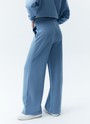 Брюки широкие, цвет: деним Allweneed
Широкие брюки из мягкого трикотажа. Удобный эластичный пояс на шнурке. Брюки полной длины, поэтому они делают фигуру визуально стройнее. Ткань очень приятна на ощупь. Мы можем провести в этих брюках целый день: дома, на прогулке или в поездке. Советуем сочетать с худи из нашей линейки Комфорт.