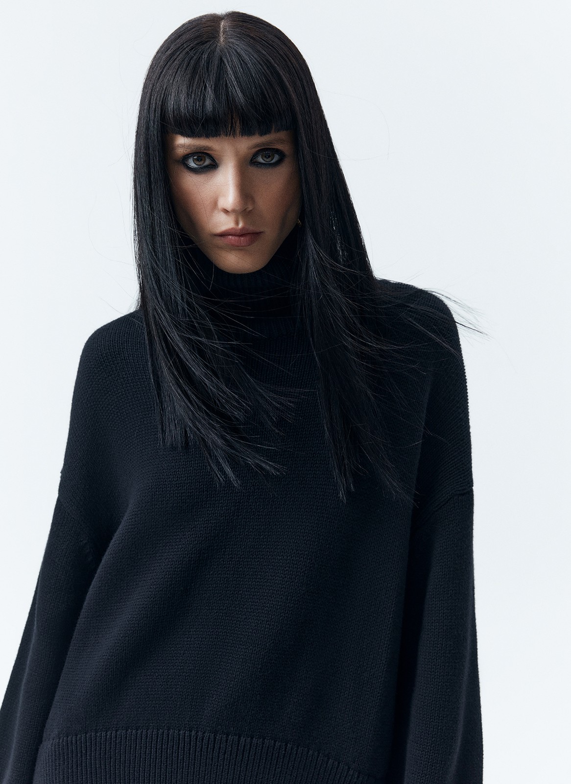 Джемпер oversize с высокой горловиной, цвет: Черный Allweneed
Джемпер oversize из мягкого хлопка и нежного кашемира. Высокая горловина оформлена ребристой окантовкой для уютного образа и защищает от сильного ветра, а спущенное плечо позволяет носить джемпер с футболками и водолазками для тепла. Модель легко садится под пальто с отложным воротником и заменяет шарф при плохой погоде. Джемпер станет отличным дополнением базового гардероба.