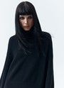 Джемпер oversize с высокой горловиной, цвет: Черный Allweneed
Джемпер oversize из мягкого хлопка и нежного кашемира. Высокая горловина оформлена ребристой окантовкой для уютного образа и защищает от сильного ветра, а спущенное плечо позволяет носить джемпер с футболками и водолазками для тепла. Модель легко садится под пальто с отложным воротником и заменяет шарф при плохой погоде. Джемпер станет отличным дополнением базового гардероба.