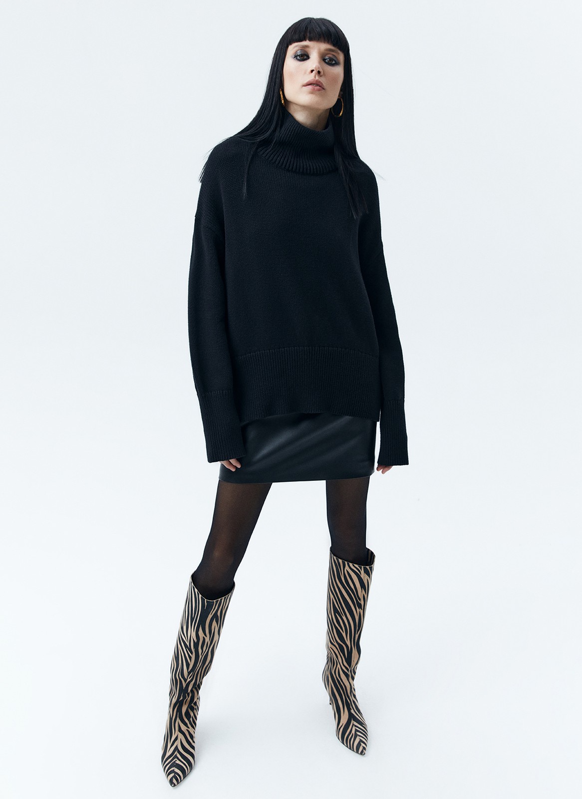 Джемпер oversize с высокой горловиной, цвет: Черный Allweneed
Джемпер oversize из мягкого хлопка и нежного кашемира. Высокая горловина оформлена ребристой окантовкой для уютного образа и защищает от сильного ветра, а спущенное плечо позволяет носить джемпер с футболками и водолазками для тепла. Модель легко садится под пальто с отложным воротником и заменяет шарф при плохой погоде. Джемпер станет отличным дополнением базового гардероба.