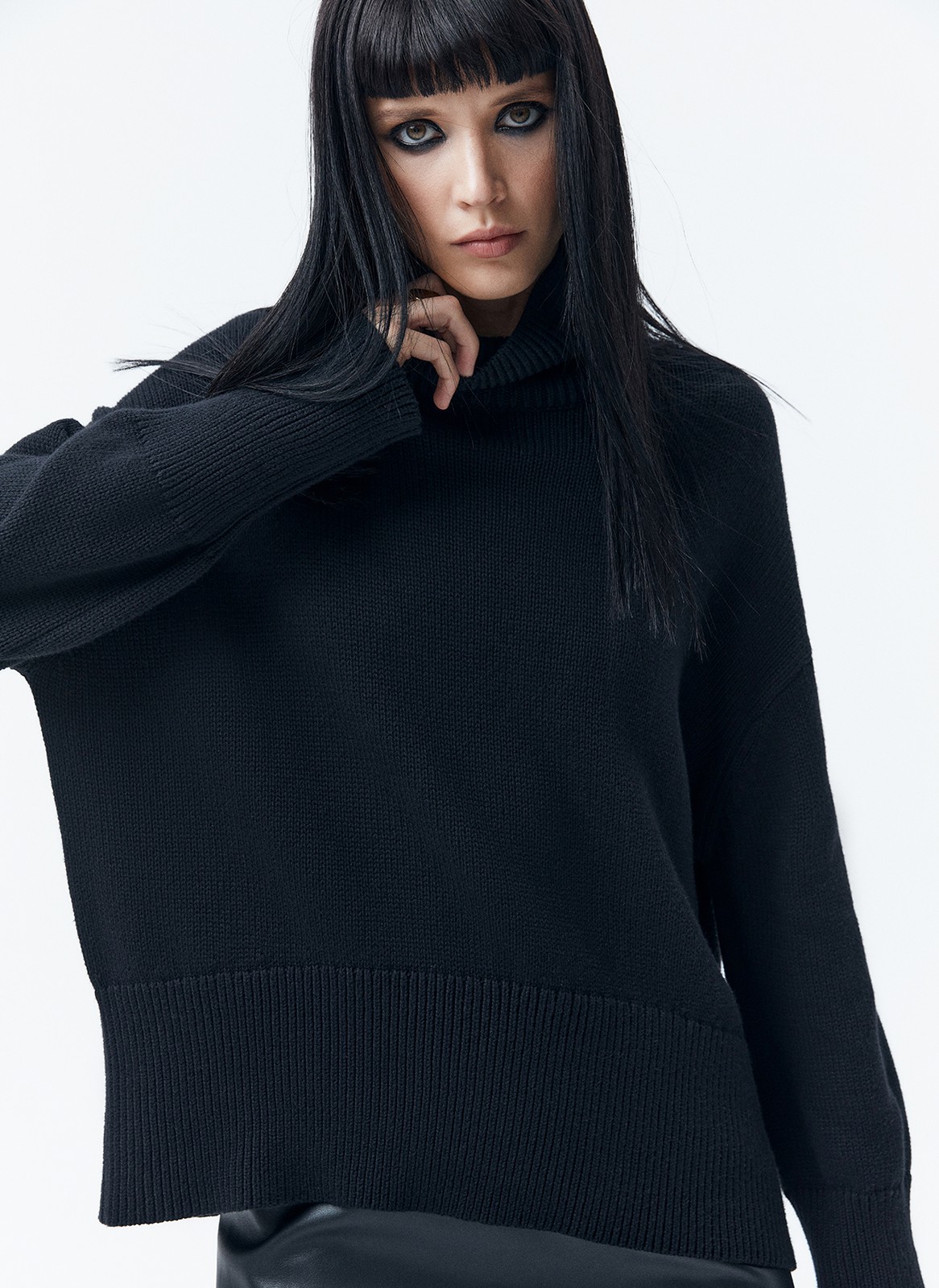 Джемпер oversize с высокой горловиной, цвет: Черный Allweneed
Джемпер oversize из мягкого хлопка и нежного кашемира. Высокая горловина оформлена ребристой окантовкой для уютного образа и защищает от сильного ветра, а спущенное плечо позволяет носить джемпер с футболками и водолазками для тепла. Модель легко садится под пальто с отложным воротником и заменяет шарф при плохой погоде. Джемпер станет отличным дополнением базового гардероба.