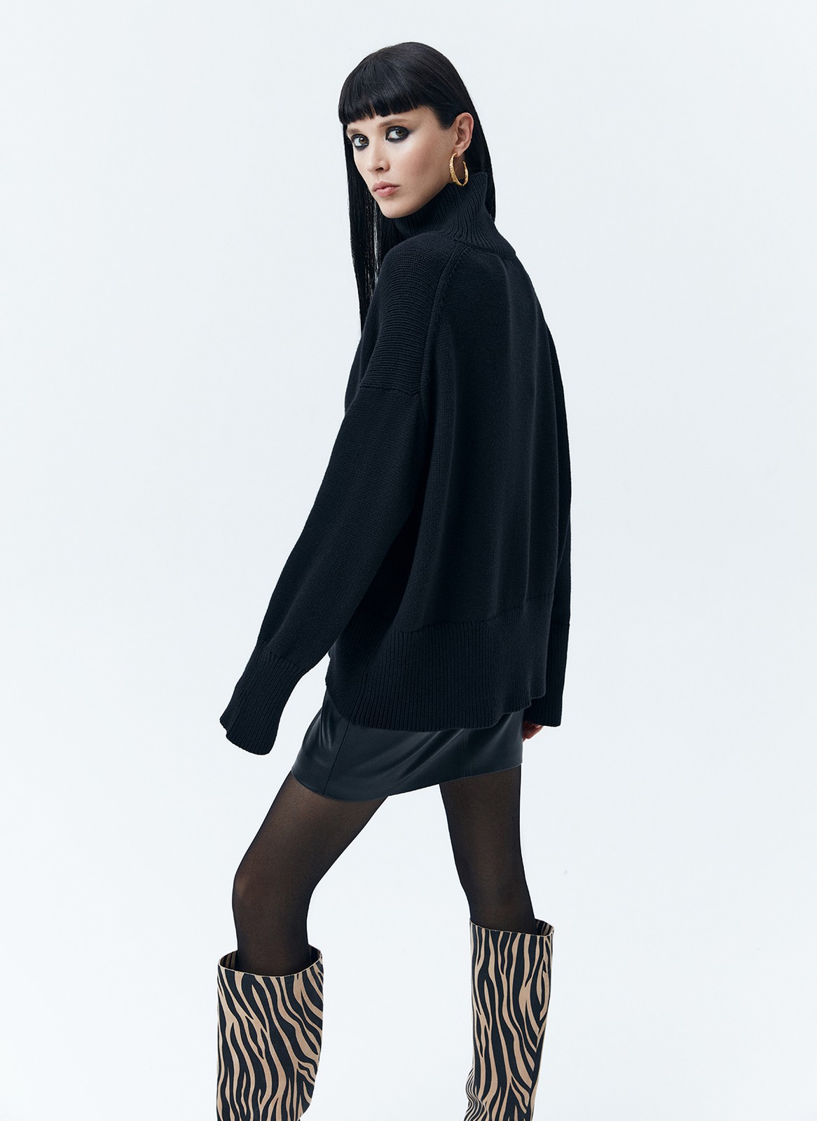 Джемпер oversize с высокой горловиной, цвет: Черный Allweneed
Джемпер oversize из мягкого хлопка и нежного кашемира. Высокая горловина оформлена ребристой окантовкой для уютного образа и защищает от сильного ветра, а спущенное плечо позволяет носить джемпер с футболками и водолазками для тепла. Модель легко садится под пальто с отложным воротником и заменяет шарф при плохой погоде. Джемпер станет отличным дополнением базового гардероба.