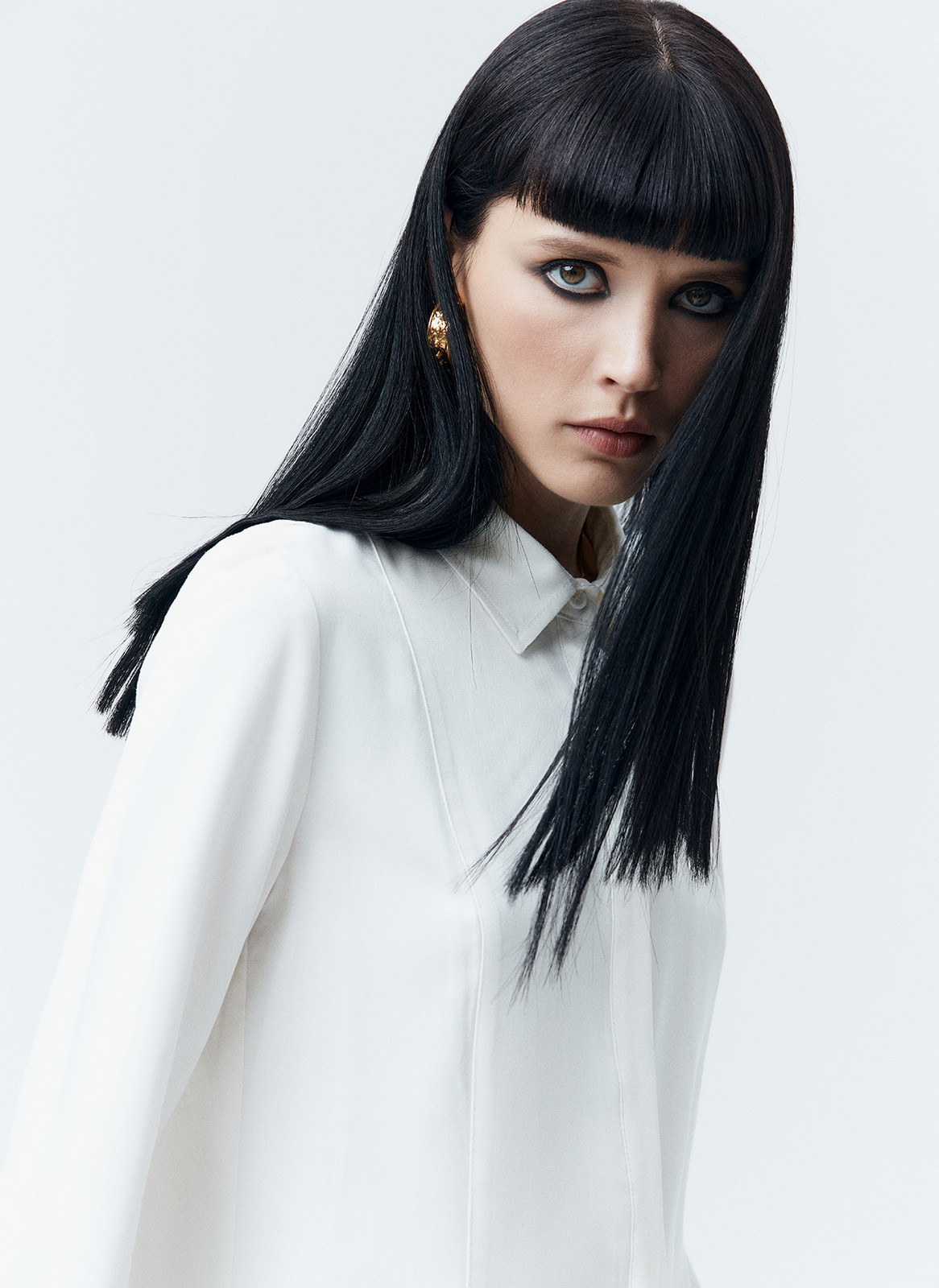 Блуза, цвет: молочный Allweneed
Блуза прямого кроя. Классический воротник, манжеты и застежка на пуговицы. На полочке блузы есть вертикальные рельефы, что позволяет удлинить силуэт. Мы советуем надевать эту модель как более утонченную альтернативу рубашке и сочетать ее по настроению: с джинсами для прогулок с подругами, с юбками для работы или с брюками из экокожи для чувственного оттенка в образе.