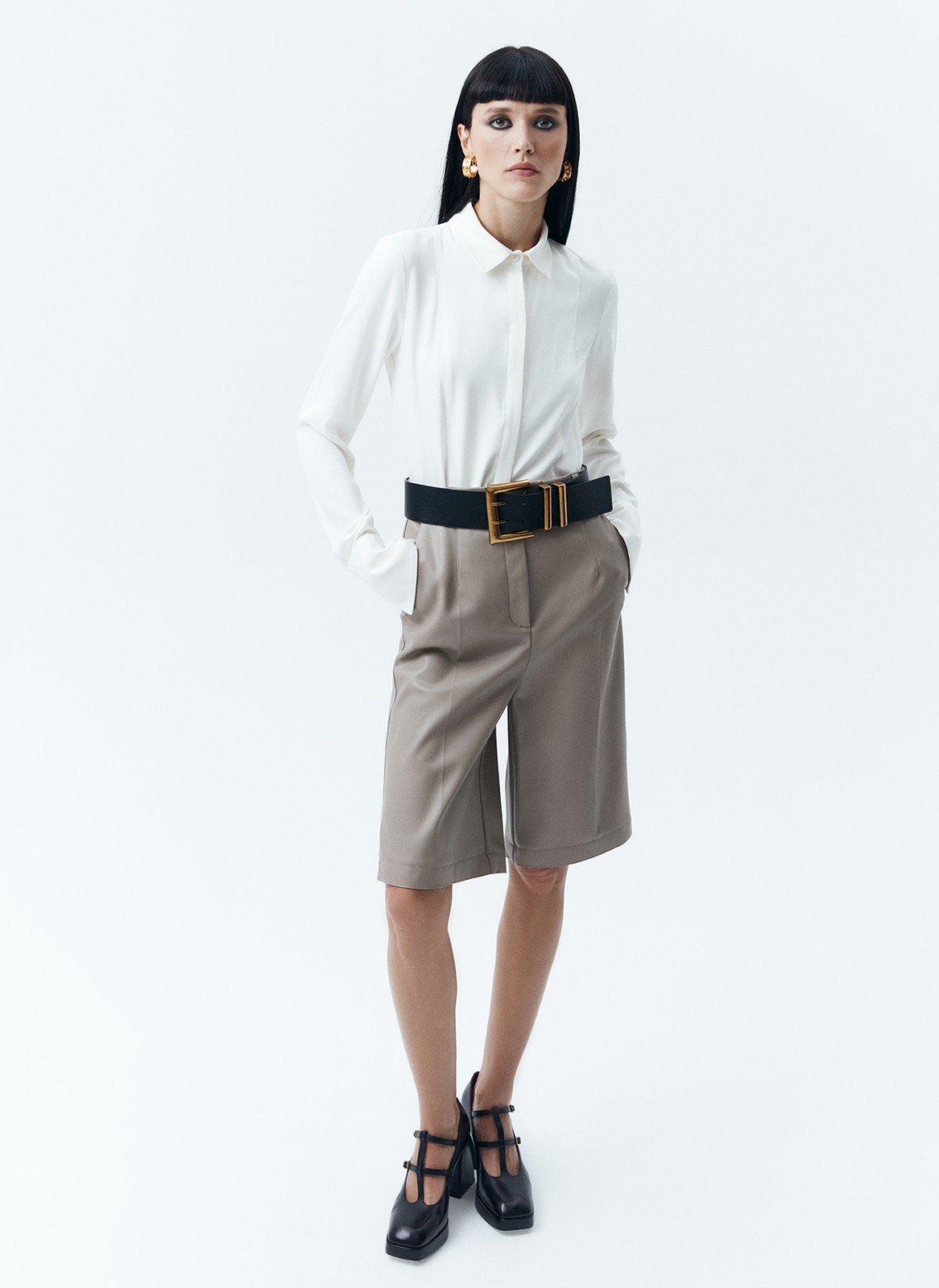 Блуза, цвет: молочный Allweneed
Блуза прямого кроя. Классический воротник, манжеты и застежка на пуговицы. На полочке блузы есть вертикальные рельефы, что позволяет удлинить силуэт. Мы советуем надевать эту модель как более утонченную альтернативу рубашке и сочетать ее по настроению: с джинсами для прогулок с подругами, с юбками для работы или с брюками из экокожи для чувственного оттенка в образе.