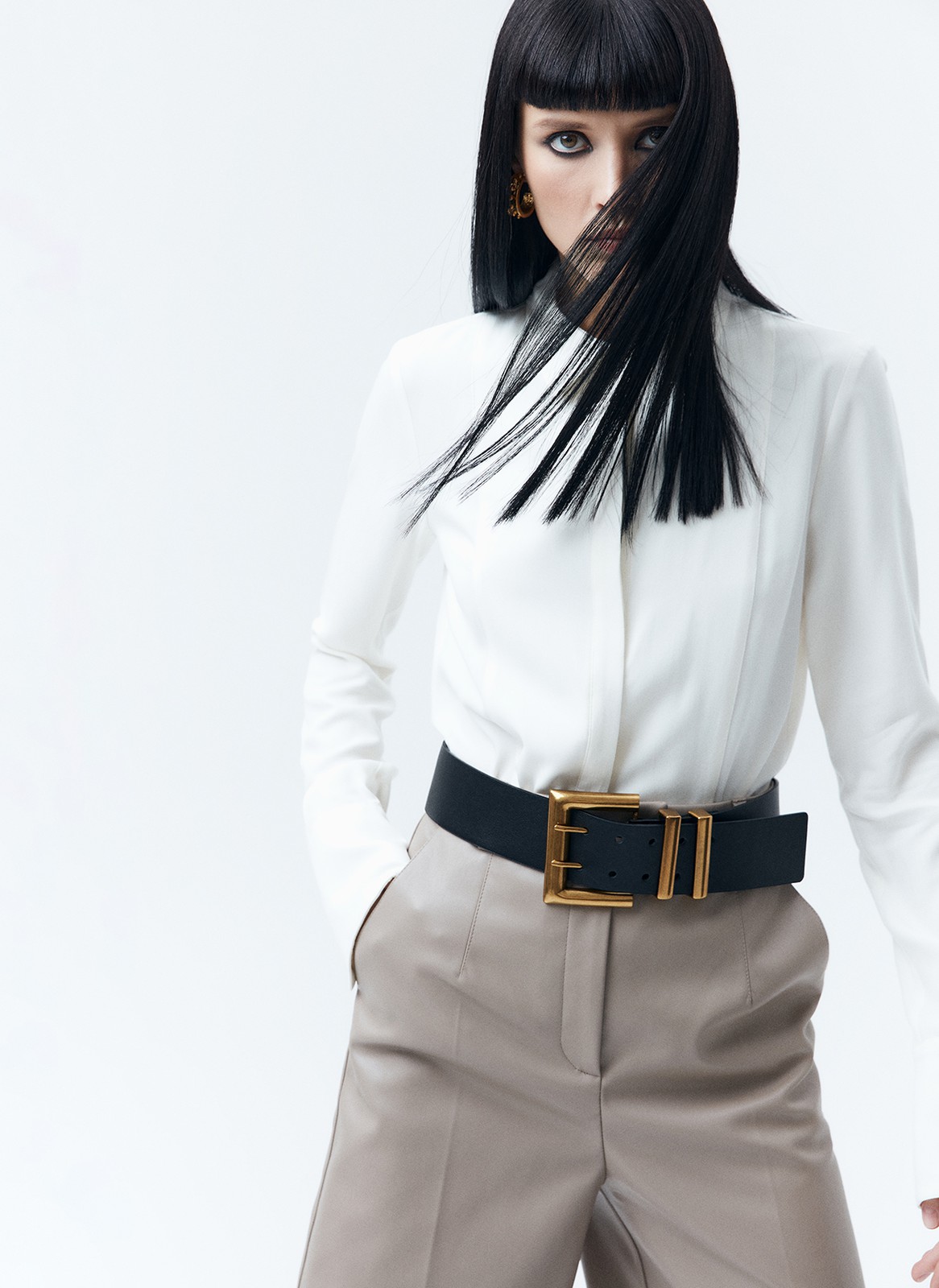 Блуза, цвет: молочный Allweneed
Блуза прямого кроя. Классический воротник, манжеты и застежка на пуговицы. На полочке блузы есть вертикальные рельефы, что позволяет удлинить силуэт. Мы советуем надевать эту модель как более утонченную альтернативу рубашке и сочетать ее по настроению: с джинсами для прогулок с подругами, с юбками для работы или с брюками из экокожи для чувственного оттенка в образе.