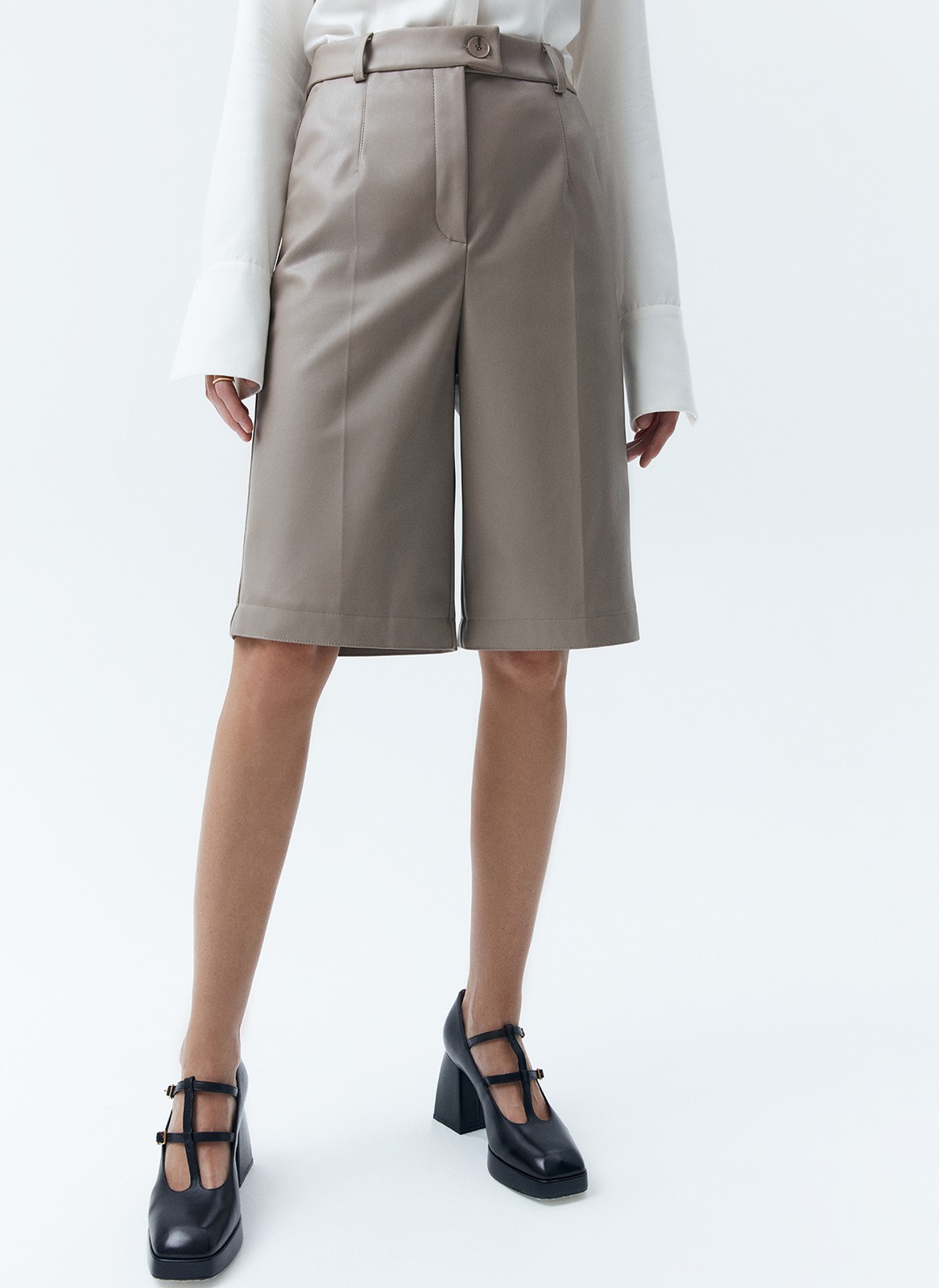 Кюлоты, цвет: латте Allweneed
Укороченные кюлоты из мягкой экокожи. Модель с отстроченными стрелками. Благодаря специальной подкладочной ткани кюлоты очень комфортны в носке. Средняя посадка для любого роста. Их легко сочетать как с лоферами, так и с высокими сапогами.