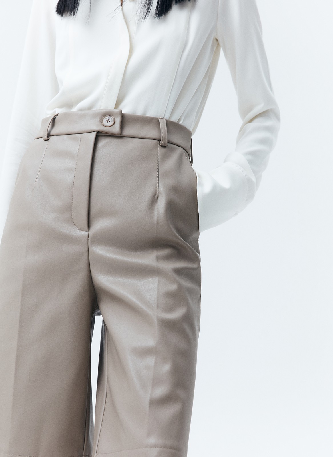 Кюлоты, цвет: латте Allweneed
Укороченные кюлоты из мягкой экокожи. Модель с отстроченными стрелками. Благодаря специальной подкладочной ткани кюлоты очень комфортны в носке. Средняя посадка для любого роста. Их легко сочетать как с лоферами, так и с высокими сапогами.