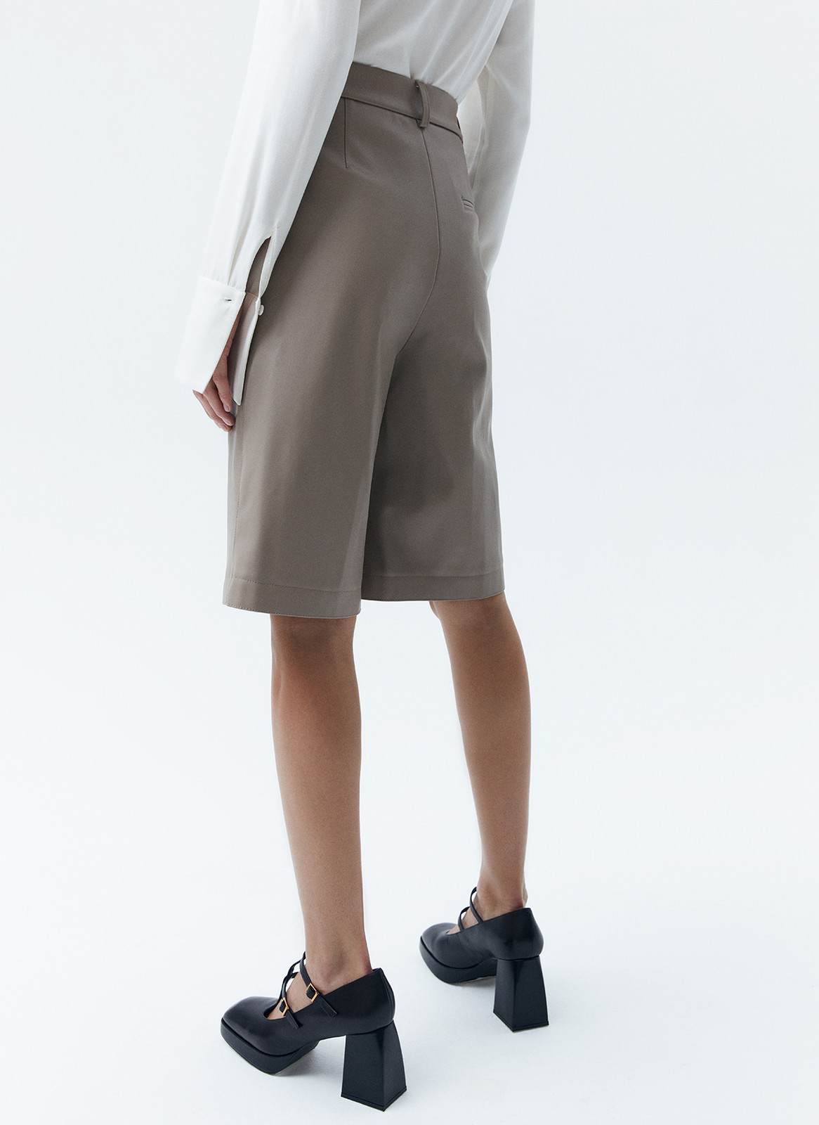 Кюлоты, цвет: латте Allweneed
Укороченные кюлоты из мягкой экокожи. Модель с отстроченными стрелками. Благодаря специальной подкладочной ткани кюлоты очень комфортны в носке. Средняя посадка для любого роста. Их легко сочетать как с лоферами, так и с высокими сапогами.