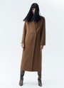 ПАЛЬТО МАКСИ С ОБЪЁМНЫМ ШАРФОМ, цвет: кэмел Allweneed
Новое объемное пальто из линейки Тренд. Двубортная модель без лацканов и воротника. Минималистичное пальто, но с увеличенной линией плеча и расширенным рукавом для свободы в движениях. Застежка на пуговицы и два кармана по бокам. Акцентная деталь изделия объемный шарф из собственной ткани, который завершает образ и делает его более утонченным. В этом пальто уютно прятаться от ветра.
Температурный режим до +5 C