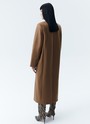 ПАЛЬТО МАКСИ С ОБЪЁМНЫМ ШАРФОМ, цвет: кэмел Allweneed
Новое объемное пальто из линейки Тренд. Двубортная модель без лацканов и воротника. Минималистичное пальто, но с увеличенной линией плеча и расширенным рукавом для свободы в движениях. Застежка на пуговицы и два кармана по бокам. Акцентная деталь изделия объемный шарф из собственной ткани, который завершает образ и делает его более утонченным. В этом пальто уютно прятаться от ветра.
Температурный режим до +5 C