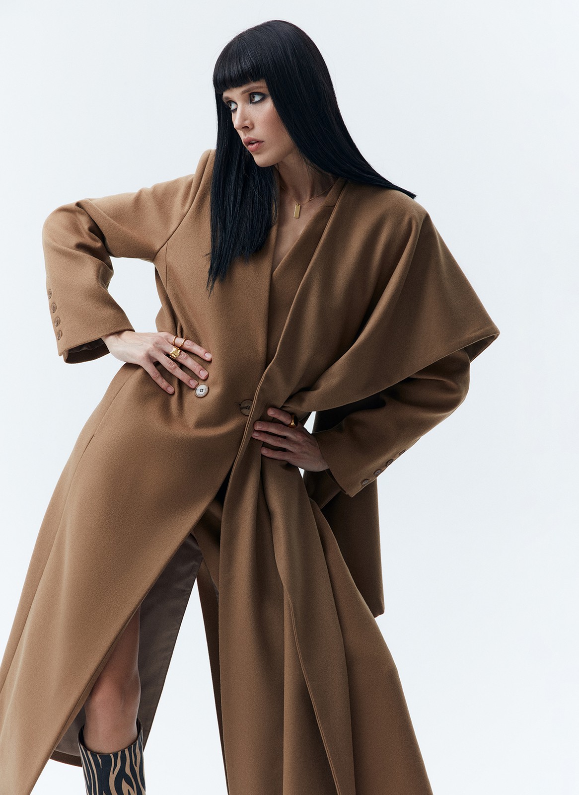 ПАЛЬТО МАКСИ С ОБЪЁМНЫМ ШАРФОМ, цвет: кэмел Allweneed
Новое объемное пальто из линейки Тренд. Двубортная модель без лацканов и воротника. Минималистичное пальто, но с увеличенной линией плеча и расширенным рукавом для свободы в движениях. Застежка на пуговицы и два кармана по бокам. Акцентная деталь изделия объемный шарф из собственной ткани, который завершает образ и делает его более утонченным. В этом пальто уютно прятаться от ветра.
Температурный режим до +5 C