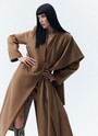 ПАЛЬТО МАКСИ С ОБЪЁМНЫМ ШАРФОМ, цвет: кэмел Allweneed
Новое объемное пальто из линейки Тренд. Двубортная модель без лацканов и воротника. Минималистичное пальто, но с увеличенной линией плеча и расширенным рукавом для свободы в движениях. Застежка на пуговицы и два кармана по бокам. Акцентная деталь изделия объемный шарф из собственной ткани, который завершает образ и делает его более утонченным. В этом пальто уютно прятаться от ветра.
Температурный режим до +5 C