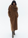 ПАЛЬТО МАКСИ С ОБЪЁМНЫМ ШАРФОМ, цвет: кэмел Allweneed
Новое объемное пальто из линейки Тренд. Двубортная модель без лацканов и воротника. Минималистичное пальто, но с увеличенной линией плеча и расширенным рукавом для свободы в движениях. Застежка на пуговицы и два кармана по бокам. Акцентная деталь изделия объемный шарф из собственной ткани, который завершает образ и делает его более утонченным. В этом пальто уютно прятаться от ветра.
Температурный режим до +5 C