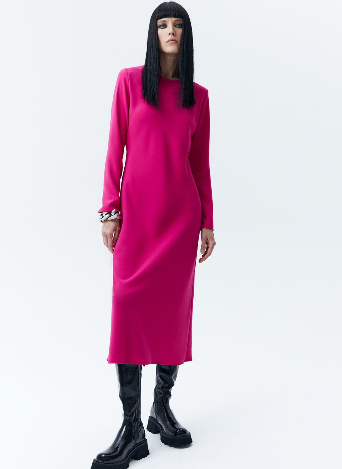 Платье миди по косой, цвет: фуксия Allweneed Платье длины миди. Плотная, приятная на ощупь вискоза. Модель с длинным рукавом и актуальным кроем по косой. Круглый вырез. Гармонично будет смотреться с длинными пальто и свободными жакетами. Для создания вечернего образа просто добавьте немного лаконичных украшений.
На модели размер XS