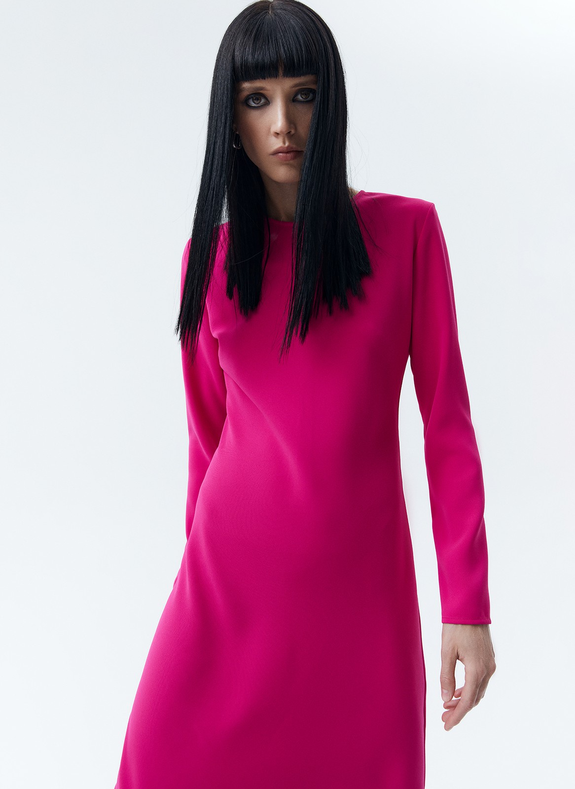 Платье миди по косой, цвет: фуксия Allweneed Платье длины миди. Плотная, приятная на ощупь вискоза. Модель с длинным рукавом и актуальным кроем по косой. Круглый вырез. Гармонично будет смотреться с длинными пальто и свободными жакетами. Для создания вечернего образа просто добавьте немного лаконичных украшений.
На модели размер XS
