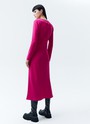 Платье миди по косой, цвет: фуксия Allweneed Платье длины миди. Плотная, приятная на ощупь вискоза. Модель с длинным рукавом и актуальным кроем по косой. Круглый вырез. Гармонично будет смотреться с длинными пальто и свободными жакетами. Для создания вечернего образа просто добавьте немного лаконичных украшений.
На модели размер XS