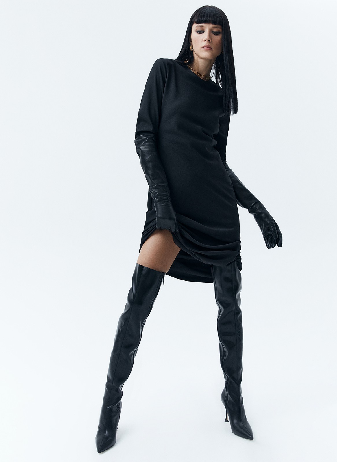 Платье миди по косой, цвет: Черный Allweneed Платье длины миди. Плотная, приятная на ощупь вискоза. Модель с длинным рукавом и актуальным кроем по косой. Круглый вырез. Гармонично будет смотреться с длинными пальто и свободными жакетами. Для создания вечернего образа просто добавьте немного лаконичных украшений.
На модели размер XS