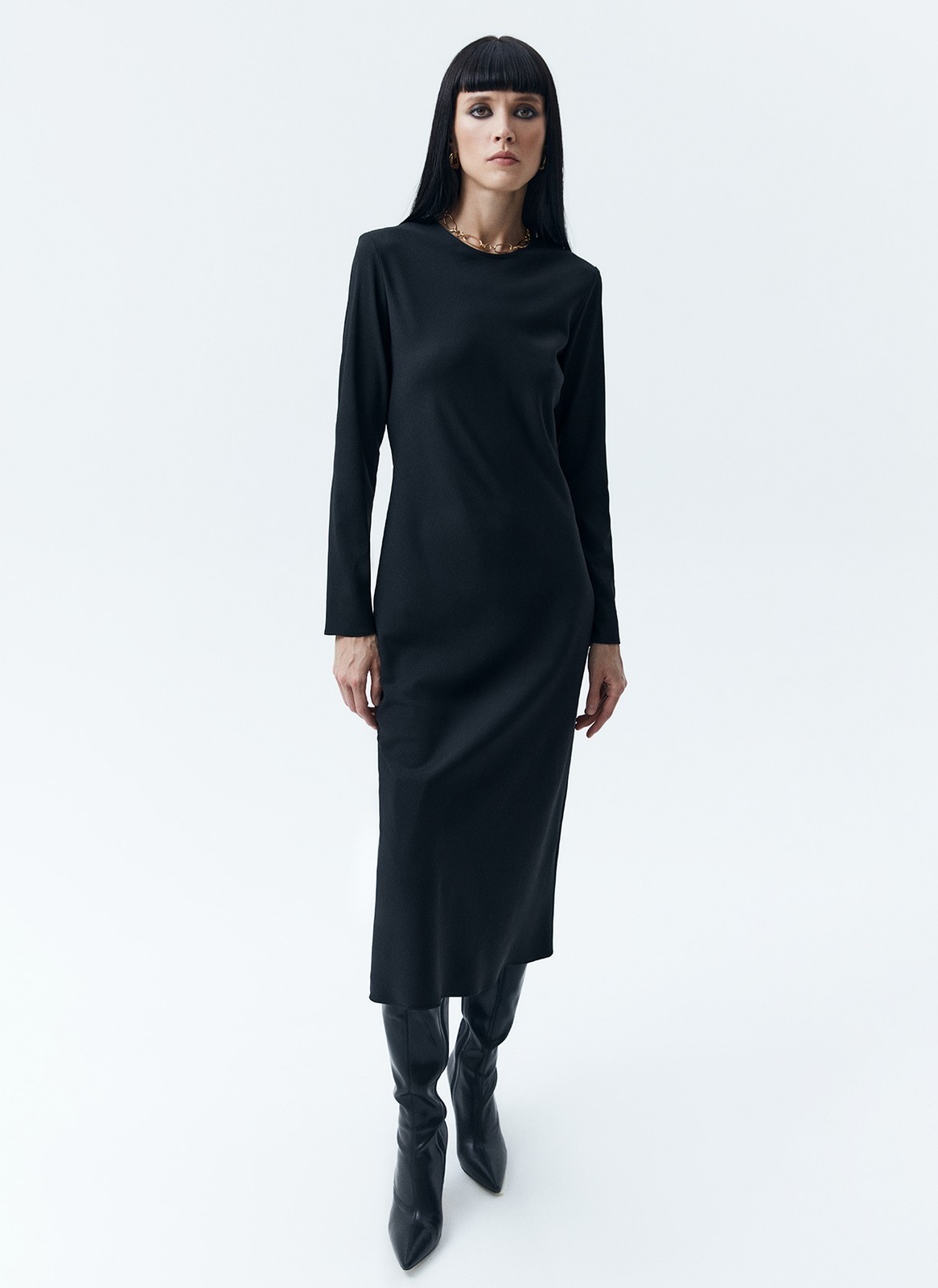 Платье миди по косой, цвет: Черный Allweneed Платье длины миди. Плотная, приятная на ощупь вискоза. Модель с длинным рукавом и актуальным кроем по косой. Круглый вырез. Гармонично будет смотреться с длинными пальто и свободными жакетами. Для создания вечернего образа просто добавьте немного лаконичных украшений.
На модели размер XS