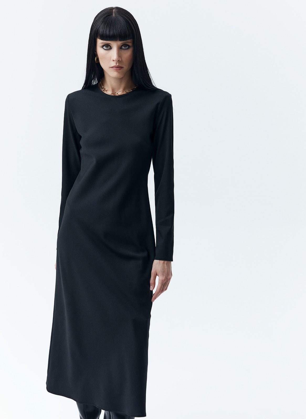 Платье миди по косой, цвет: Черный Allweneed Платье длины миди. Плотная, приятная на ощупь вискоза. Модель с длинным рукавом и актуальным кроем по косой. Круглый вырез. Гармонично будет смотреться с длинными пальто и свободными жакетами. Для создания вечернего образа просто добавьте немного лаконичных украшений.
На модели размер XS
