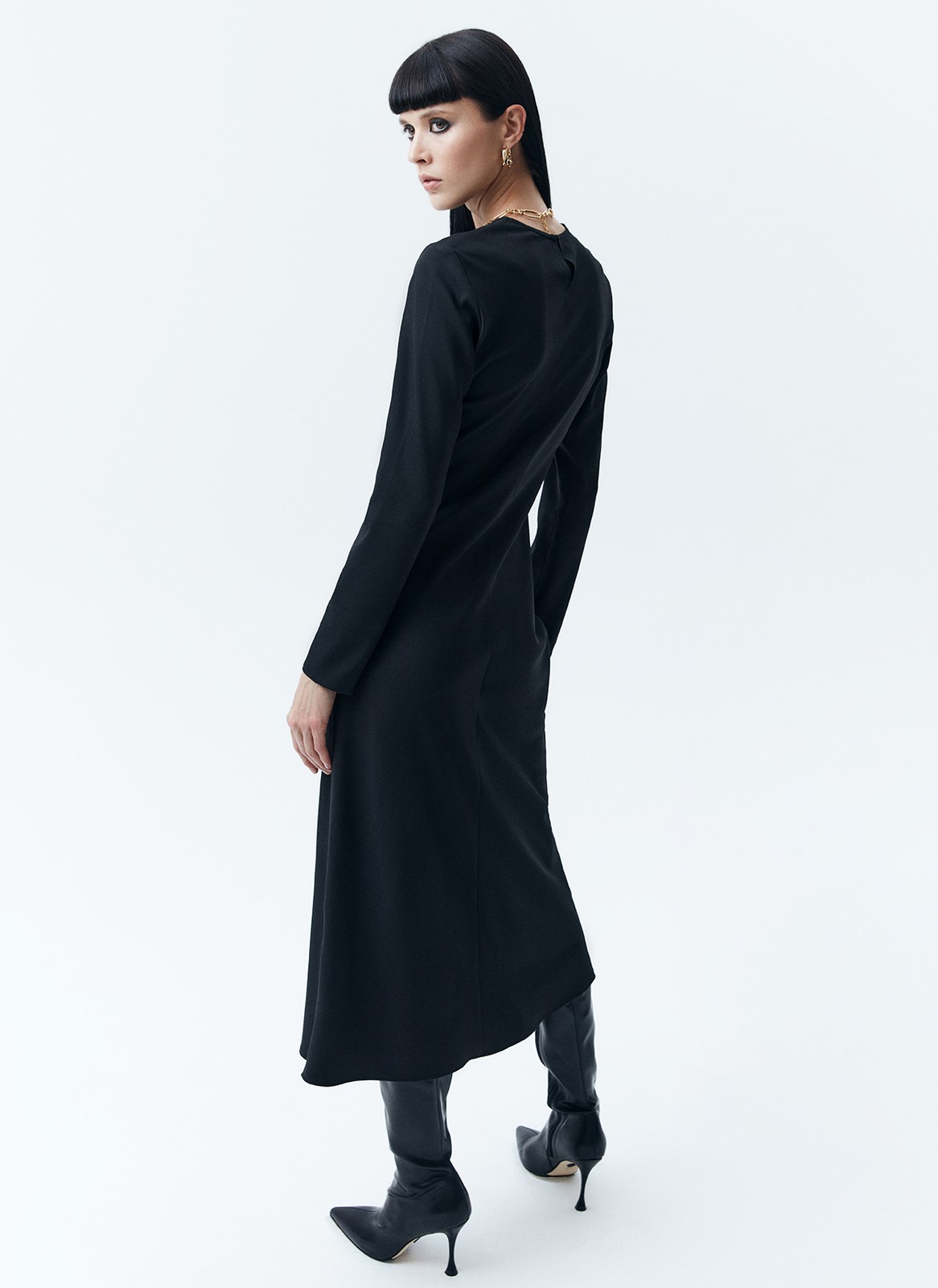 Платье миди по косой, цвет: Черный Allweneed Платье длины миди. Плотная, приятная на ощупь вискоза. Модель с длинным рукавом и актуальным кроем по косой. Круглый вырез. Гармонично будет смотреться с длинными пальто и свободными жакетами. Для создания вечернего образа просто добавьте немного лаконичных украшений.
На модели размер XS