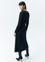Платье миди по косой, цвет: Черный Allweneed Платье длины миди. Плотная, приятная на ощупь вискоза. Модель с длинным рукавом и актуальным кроем по косой. Круглый вырез. Гармонично будет смотреться с длинными пальто и свободными жакетами. Для создания вечернего образа просто добавьте немного лаконичных украшений.
На модели размер XS