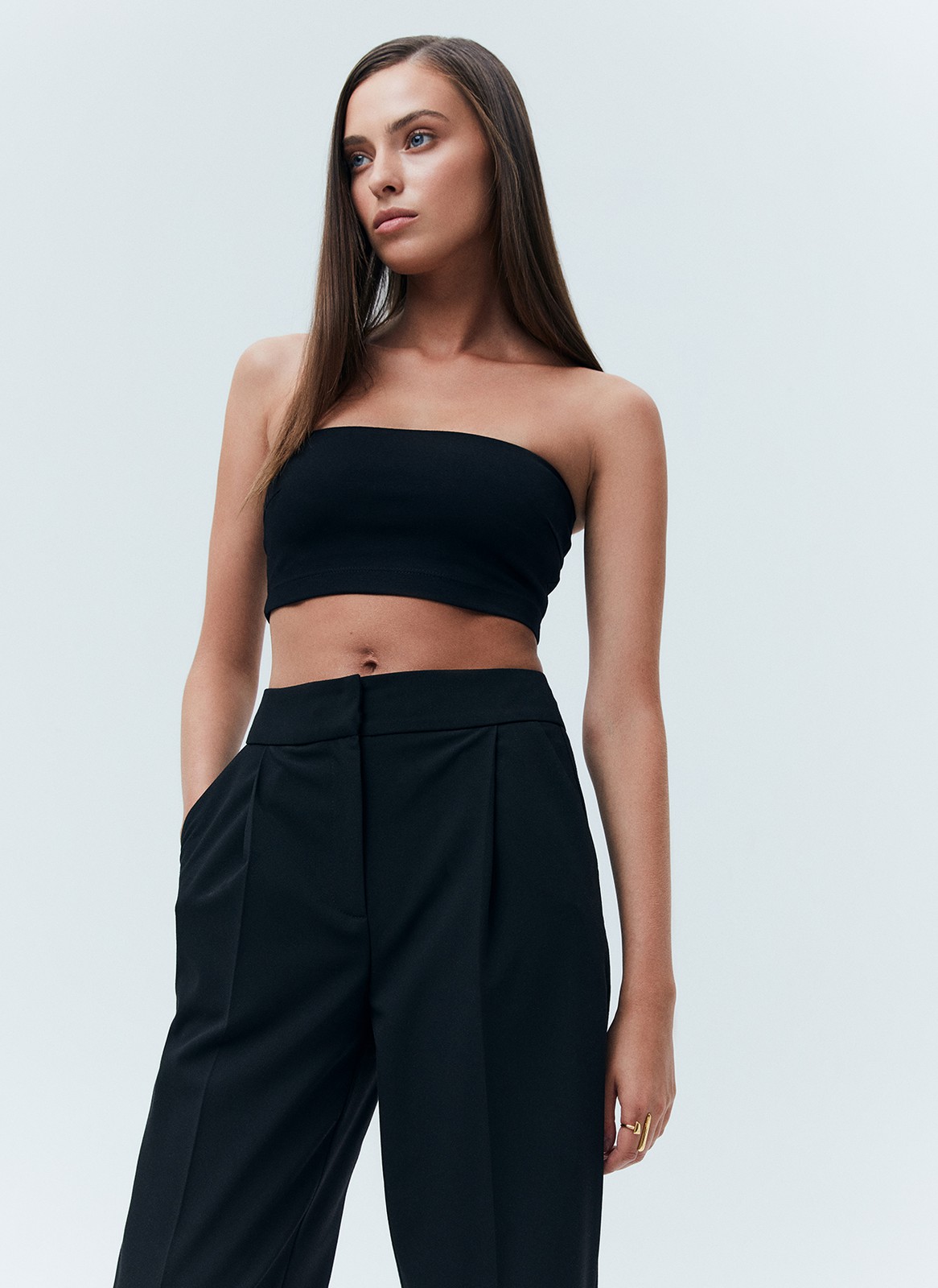 Брюки со средней посадкой, цвет: Черный Allweneed
Прямые брюки на средней посадке из костюмной ткани. Ткань хорошо держит форму, поэтому модель долго сохраняет свой первоначальный вид. Два кармана с отрезным бочком и скрытая застежка на молнии. Мы любим такую длину брюк, которая смотрится оптимально с обувью на каблуке и без каблука. Сочетайте с жакетами из нашей коллекции.