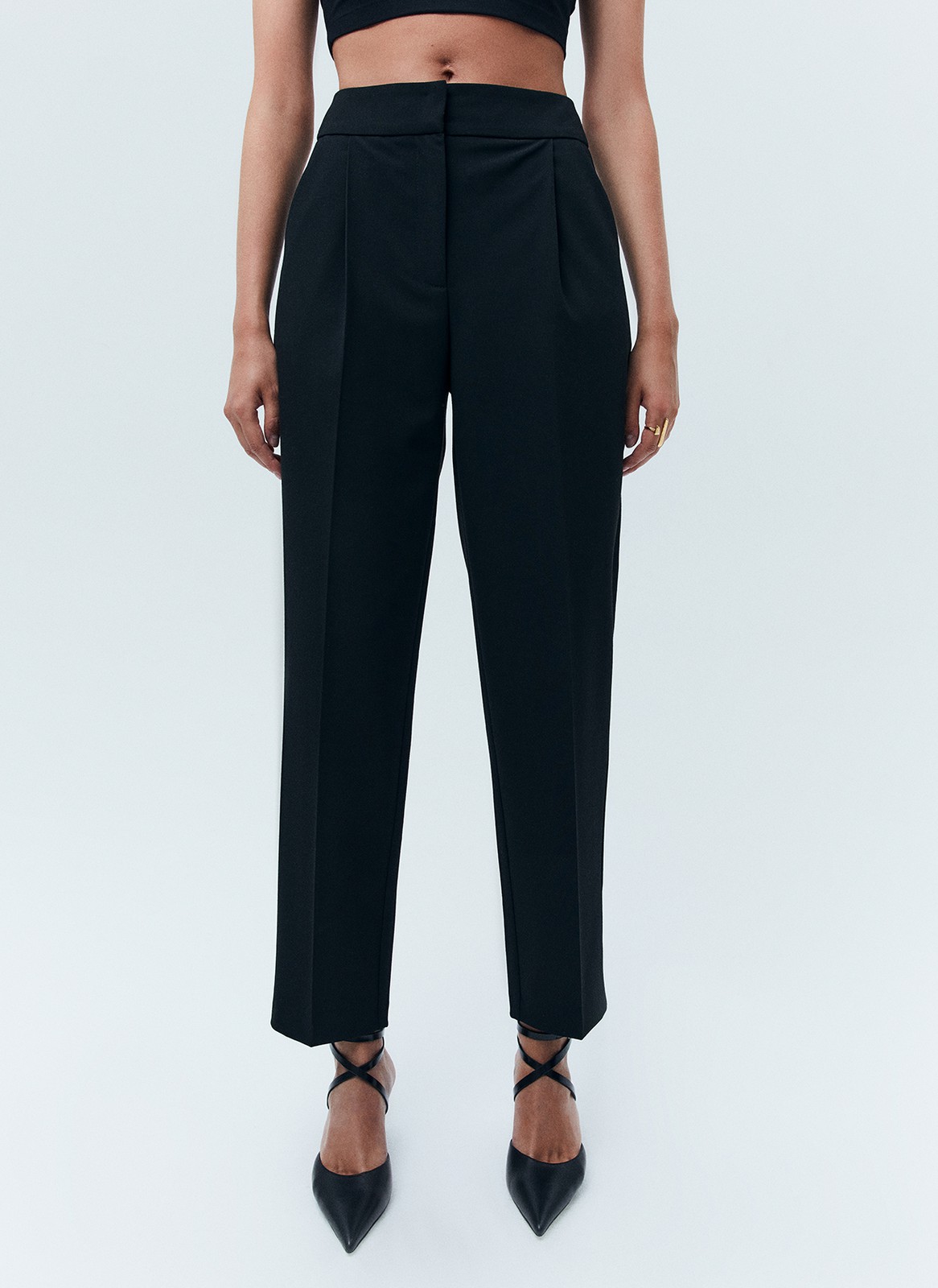 Брюки со средней посадкой, цвет: Черный Allweneed
Прямые брюки на средней посадке из костюмной ткани. Ткань хорошо держит форму, поэтому модель долго сохраняет свой первоначальный вид. Два кармана с отрезным бочком и скрытая застежка на молнии. Мы любим такую длину брюк, которая смотрится оптимально с обувью на каблуке и без каблука. Сочетайте с жакетами из нашей коллекции.