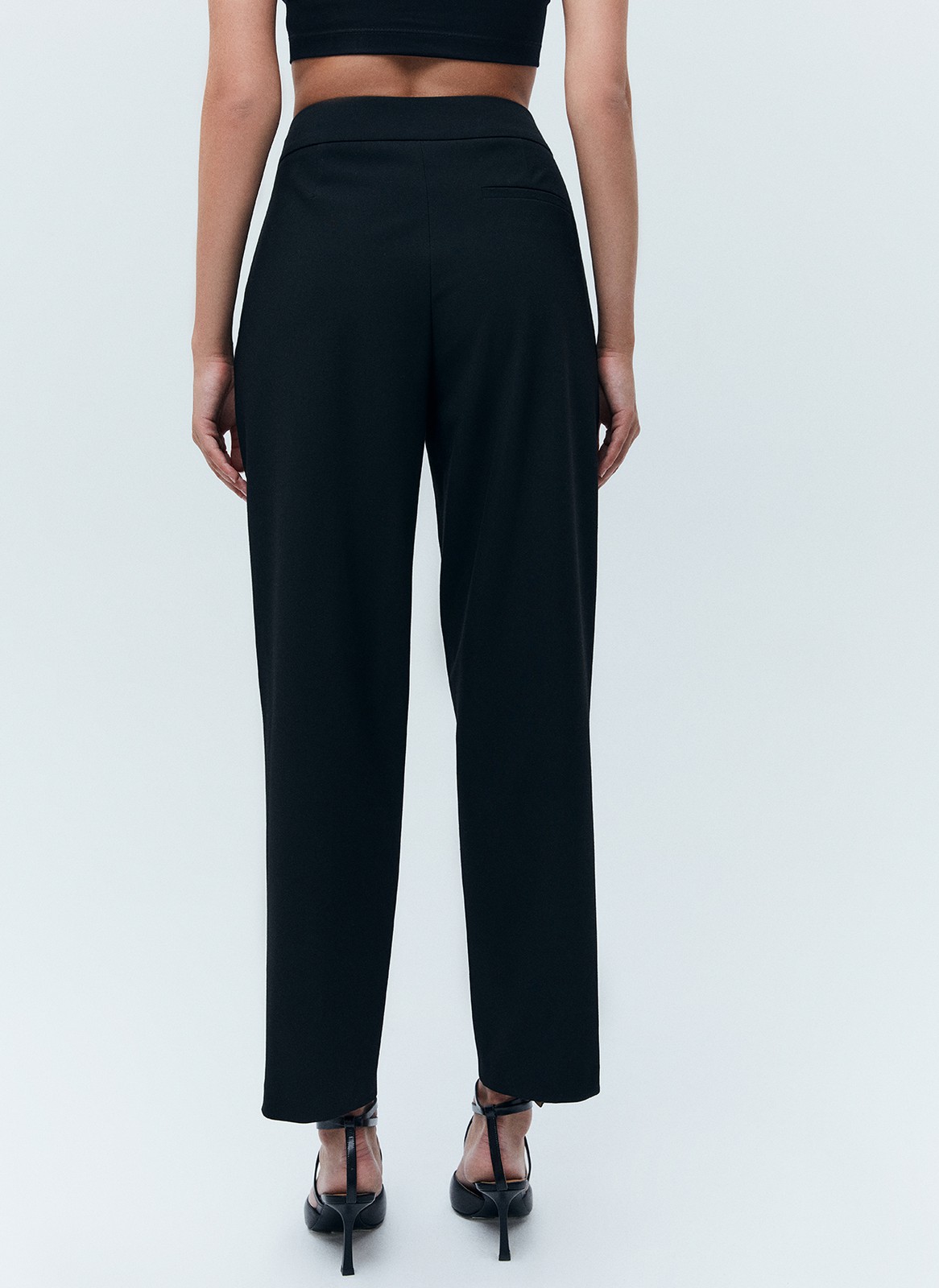 Брюки со средней посадкой, цвет: Черный Allweneed
Прямые брюки на средней посадке из костюмной ткани. Ткань хорошо держит форму, поэтому модель долго сохраняет свой первоначальный вид. Два кармана с отрезным бочком и скрытая застежка на молнии. Мы любим такую длину брюк, которая смотрится оптимально с обувью на каблуке и без каблука. Сочетайте с жакетами из нашей коллекции.