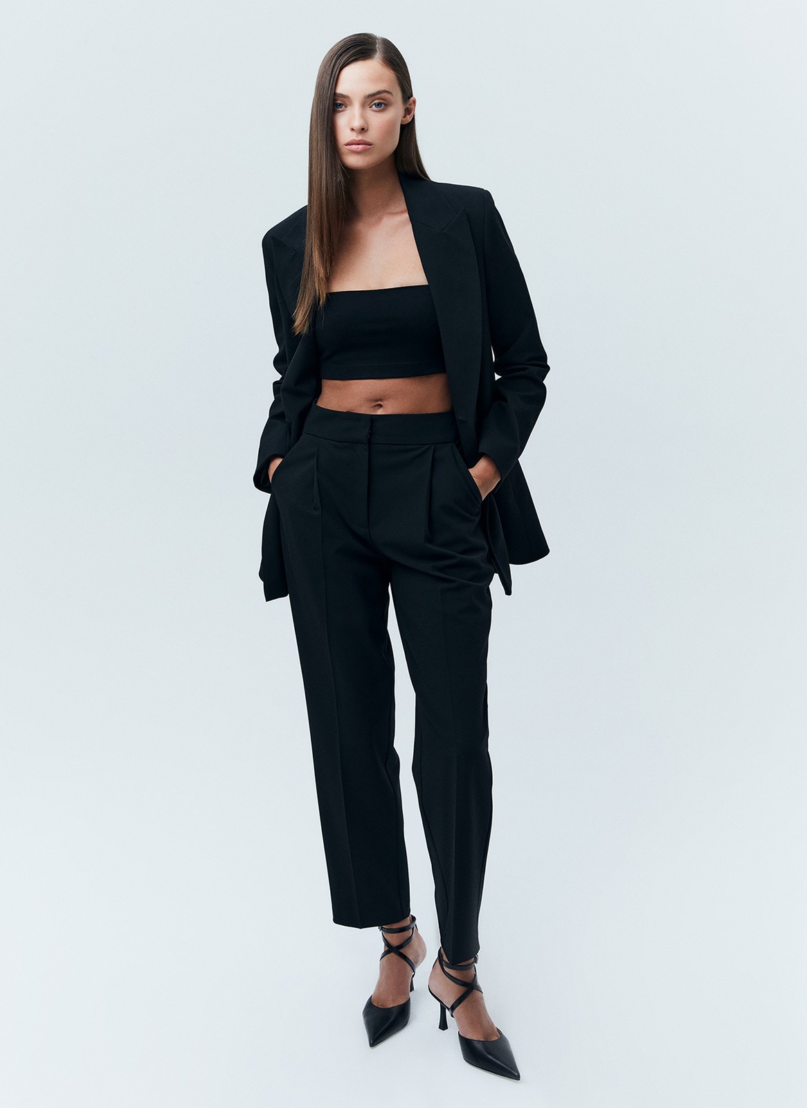 Брюки со средней посадкой, цвет: Черный Allweneed
Прямые брюки на средней посадке из костюмной ткани. Ткань хорошо держит форму, поэтому модель долго сохраняет свой первоначальный вид. Два кармана с отрезным бочком и скрытая застежка на молнии. Мы любим такую длину брюк, которая смотрится оптимально с обувью на каблуке и без каблука. Сочетайте с жакетами из нашей коллекции.