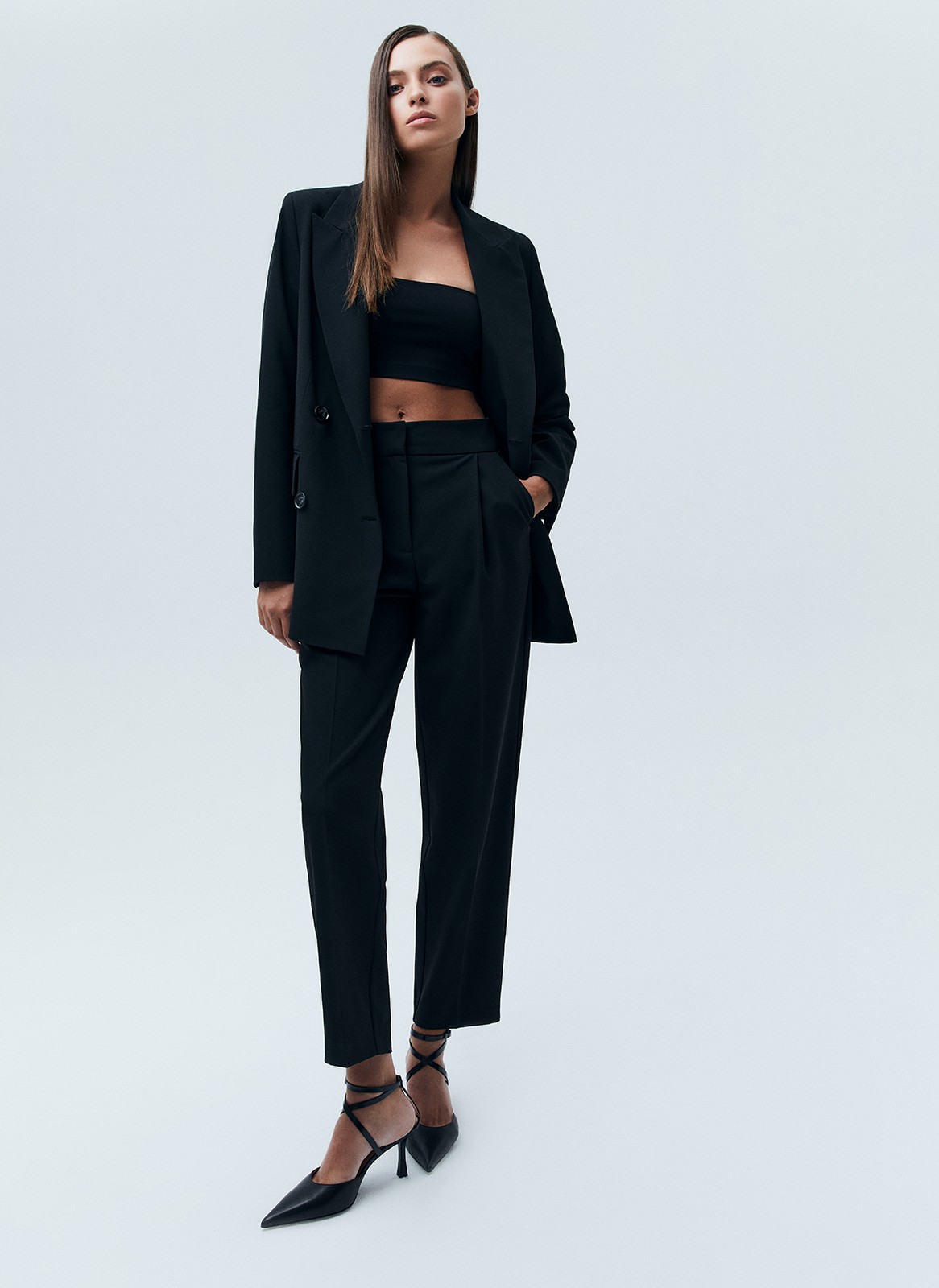 Двубортный жакет Oversize, цвет: Черный Allweneed
Двубортный жакет свободного силуэта. Два накладных кармана по бокам. Классическая линия плеча. Мы знаем, что вы полюбили модели oversize, поэтому приготовили для вас вариацию жакета в новом исполнении. Четыре оттенка: три базовых и один акцентный. Носите с брюками изколлекции или с джинсамина встречу с подругами.